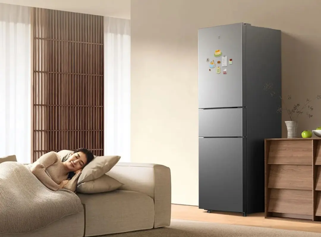 یخچال‌فریزر سه‌در شیائومی (Xiaomi Mijia 271L) در فضای داخلی یک خانه