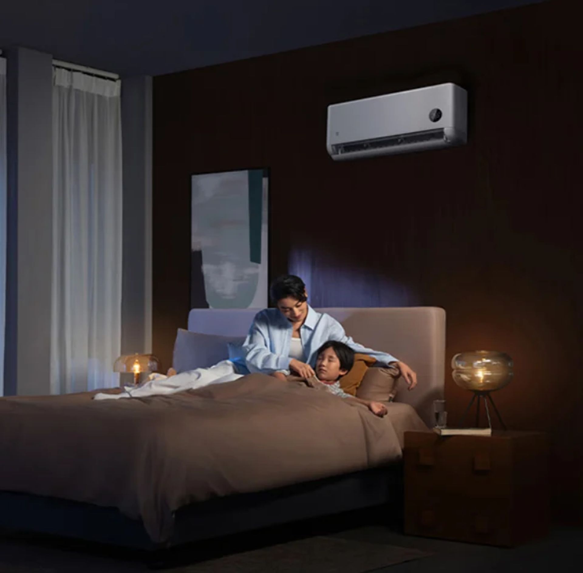 یک مادر و فرزند در اتاق خواب زیر کولرگازی شیائومی