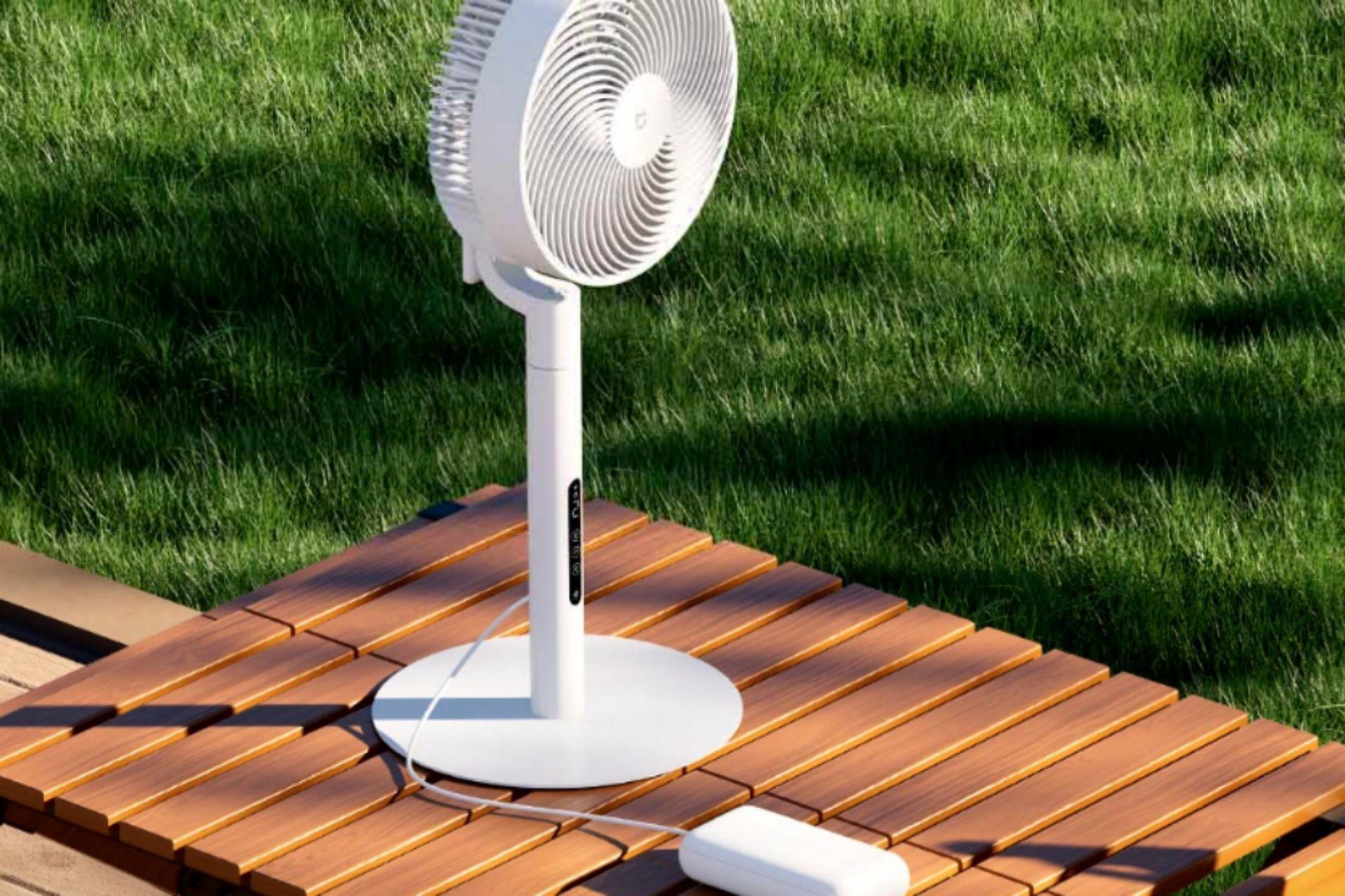 پنکه‌ی Mijia Smart Inverter Circulating Fan Pro شیائومی درحال کار با پاوربانک