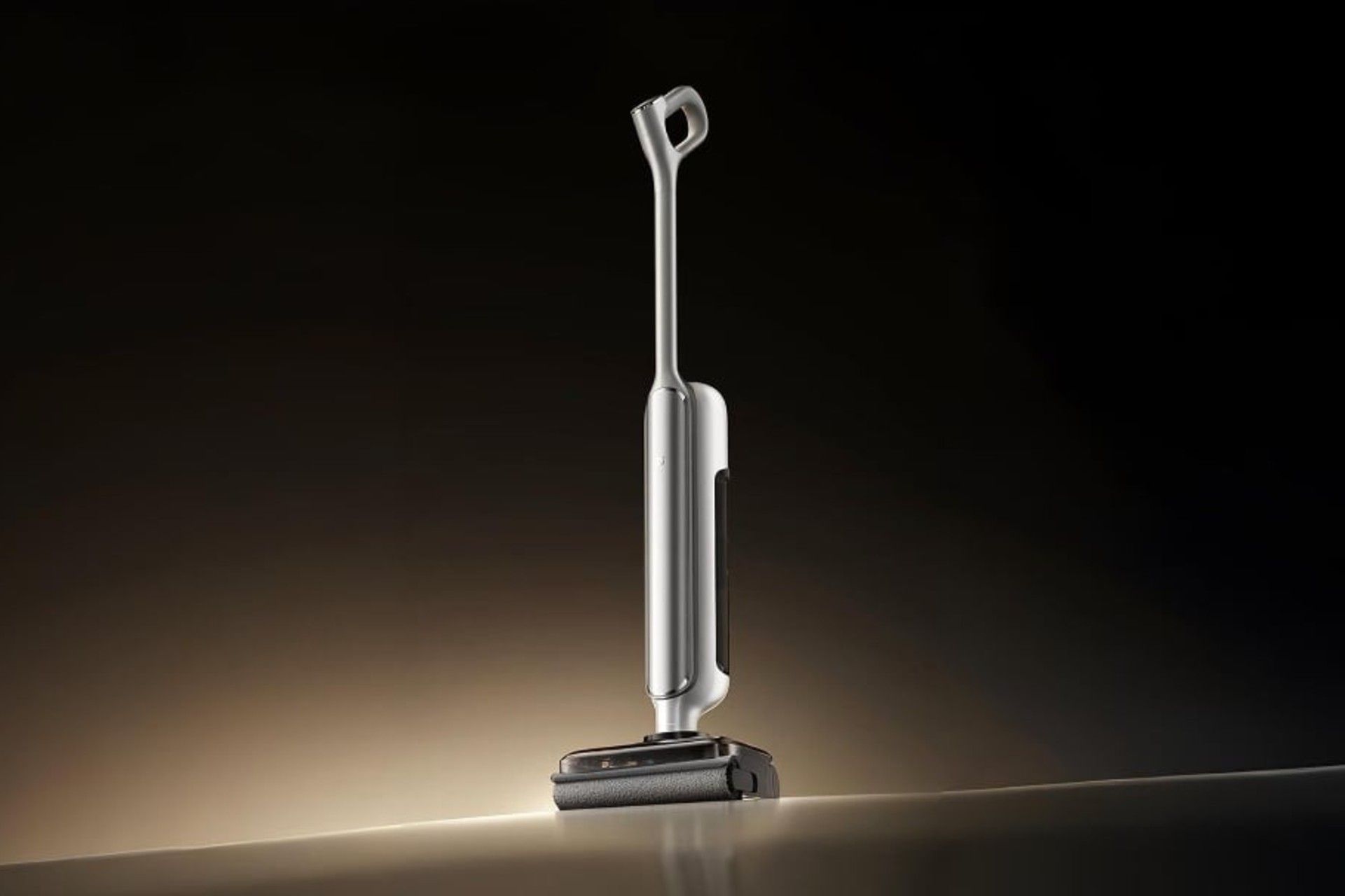 جاروشارژی میجیا شیائومی ایستاده در محیط تاریک