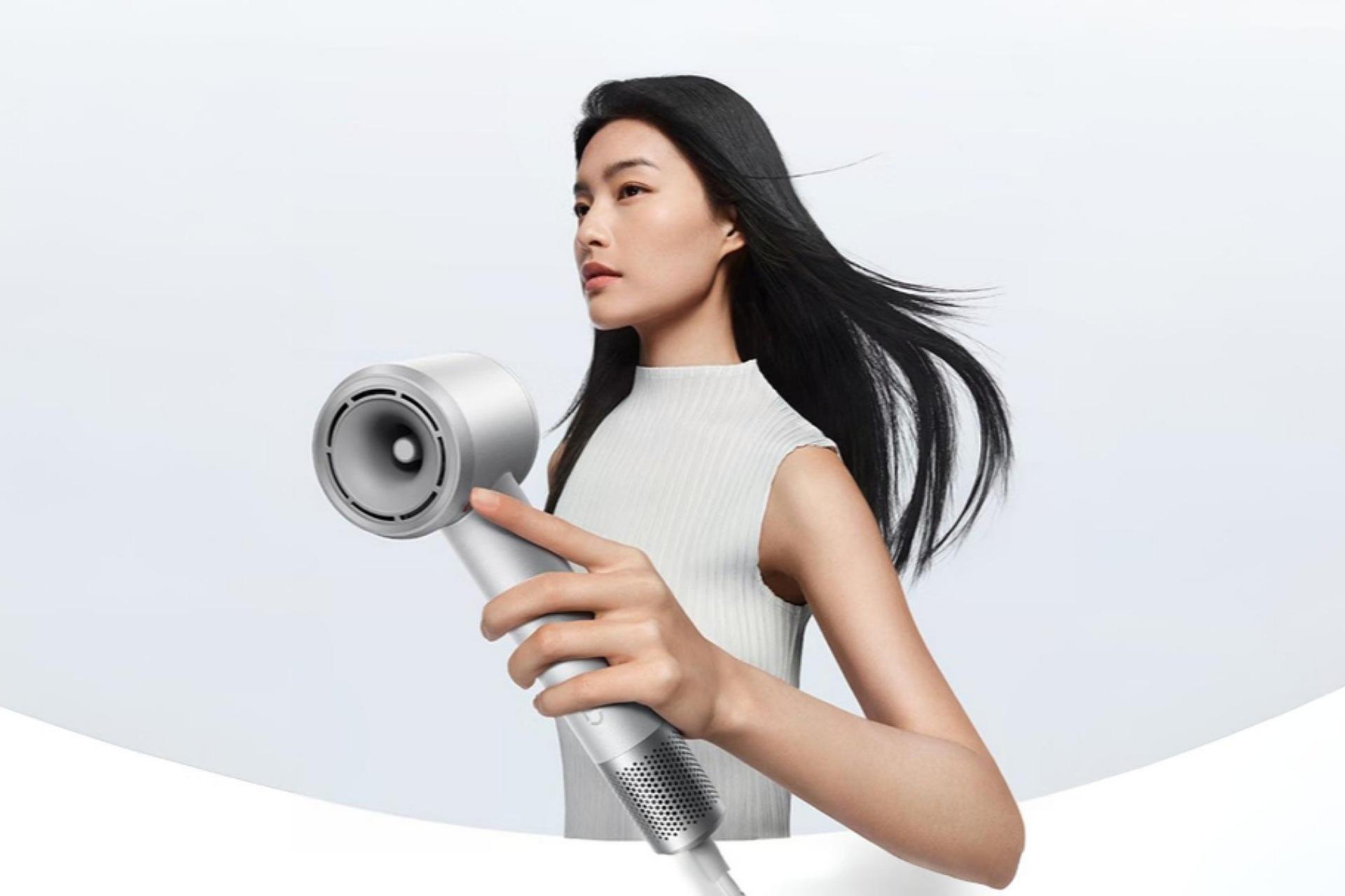 سشوار Mijia High-Speed Hair Dryer Pro در دست زن جوان