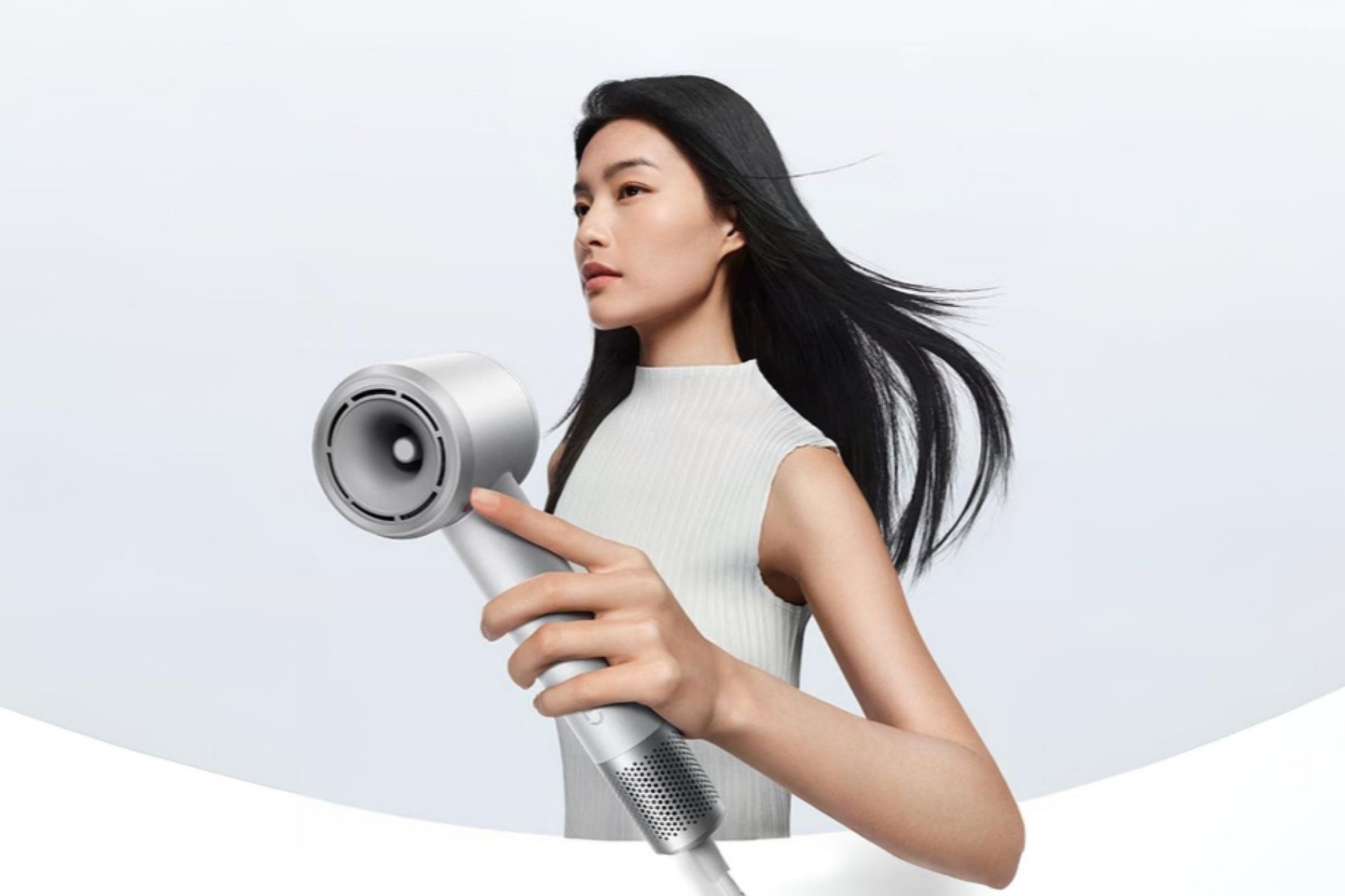سشوار Mijia High-Speed Hair Dryer Pro در دست زن جوان