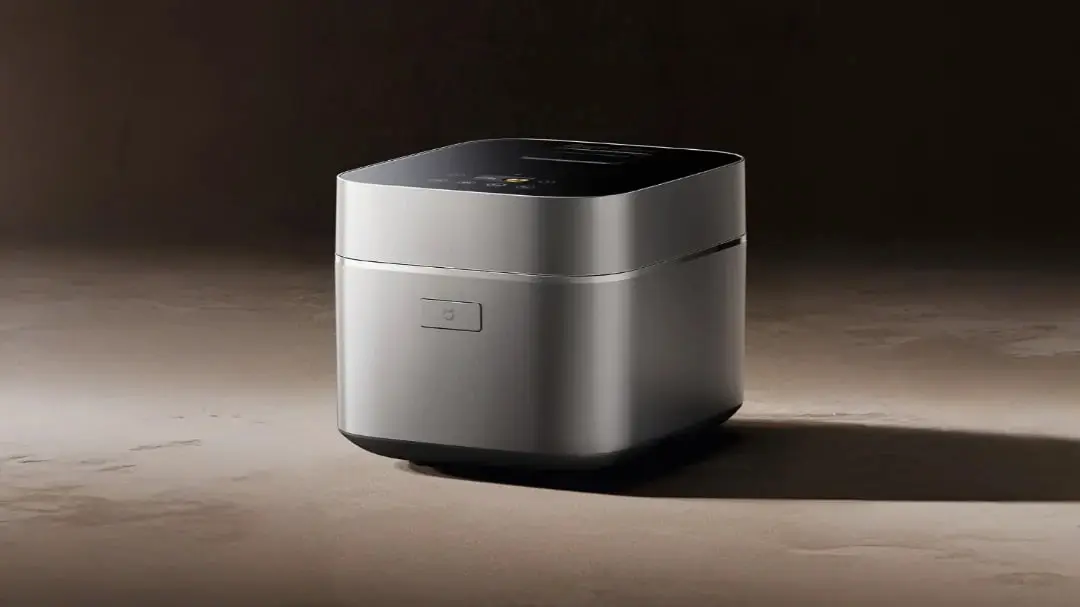 پلوپز هوشمند شیائومی (Xiaomi Mijia Smart Rice Cooker) با بدنه نقره‌ای و طراحی مدرن