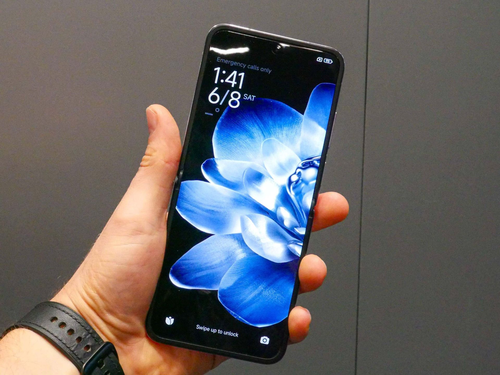 گوشی شیائومی میکس فلیپ از نمای جلویی