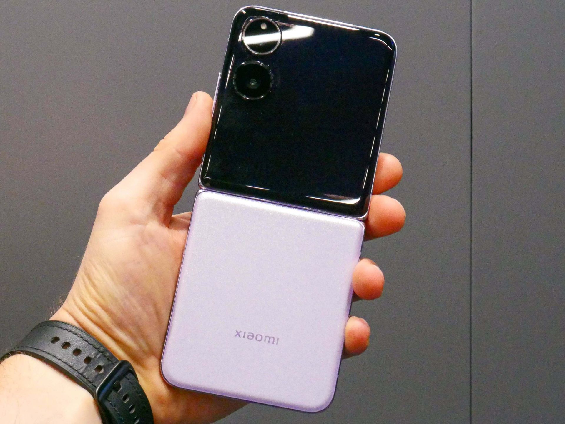 گوشی شیائومی میکس فلیپ از نمای پشتی