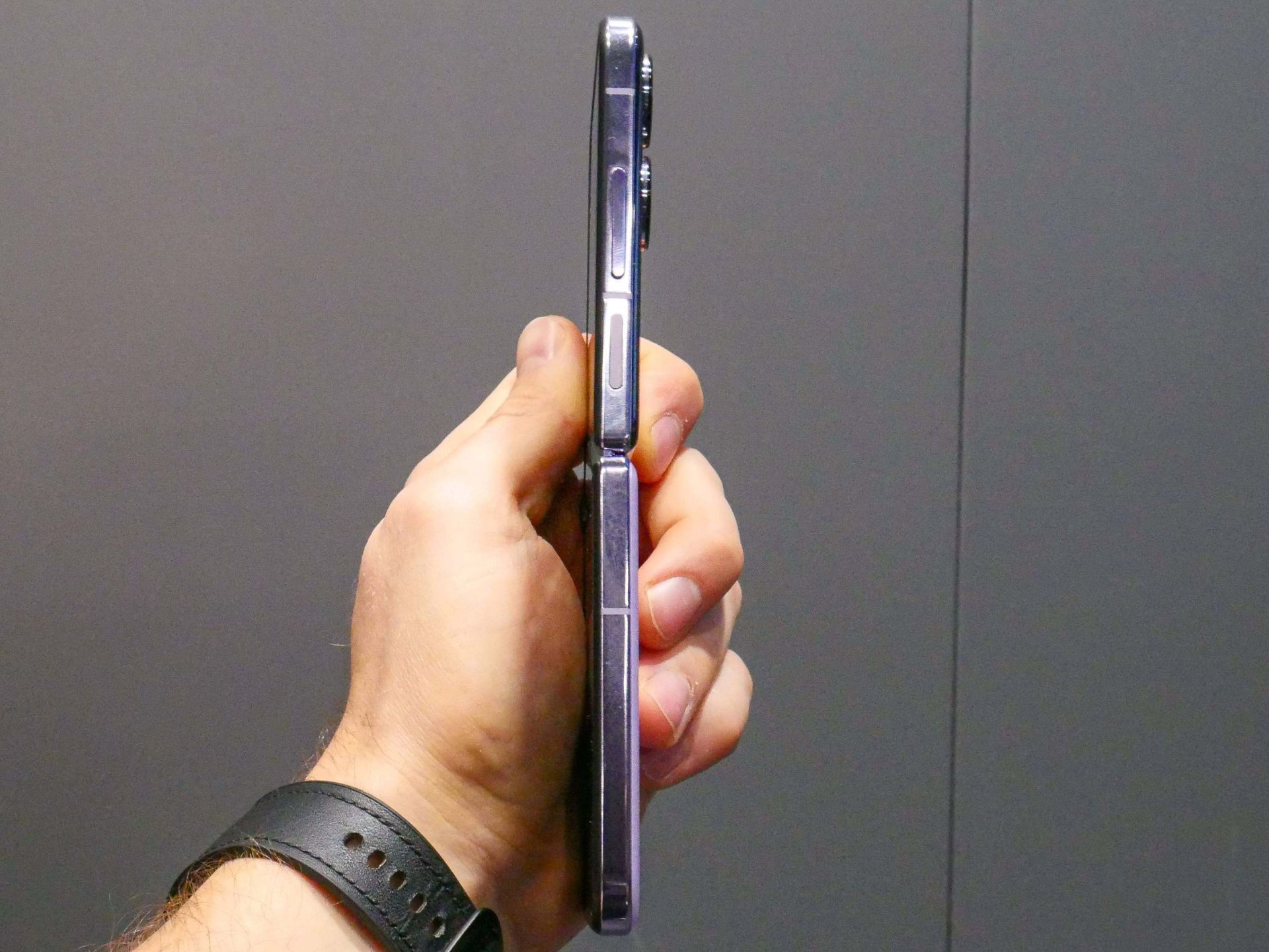 گوشی شیائومی میکس فلیپ از نمای کناری