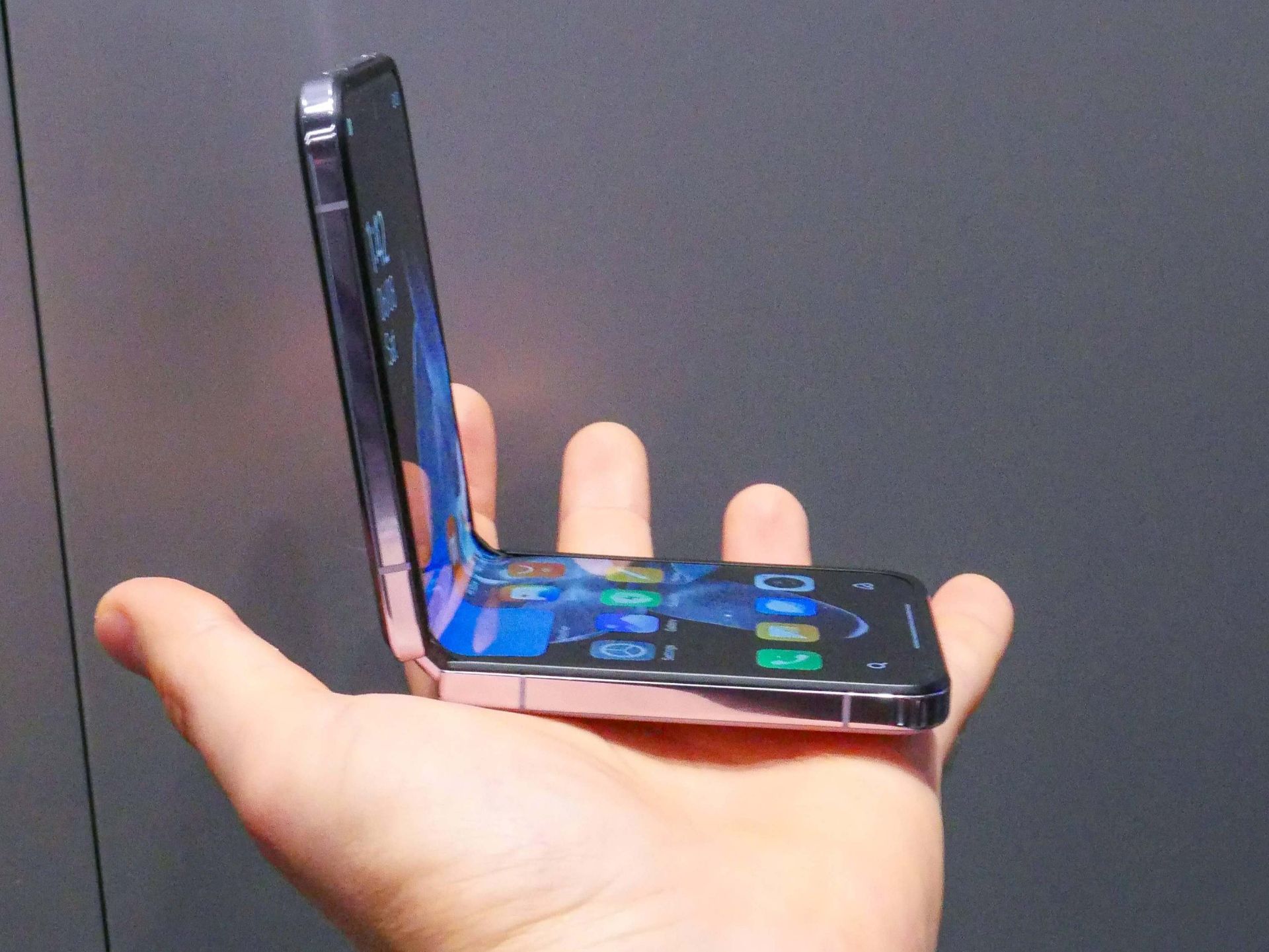 گوشی شیائومی میکس فلیپ از نمای کناری به‌صورت نیمه‌باز