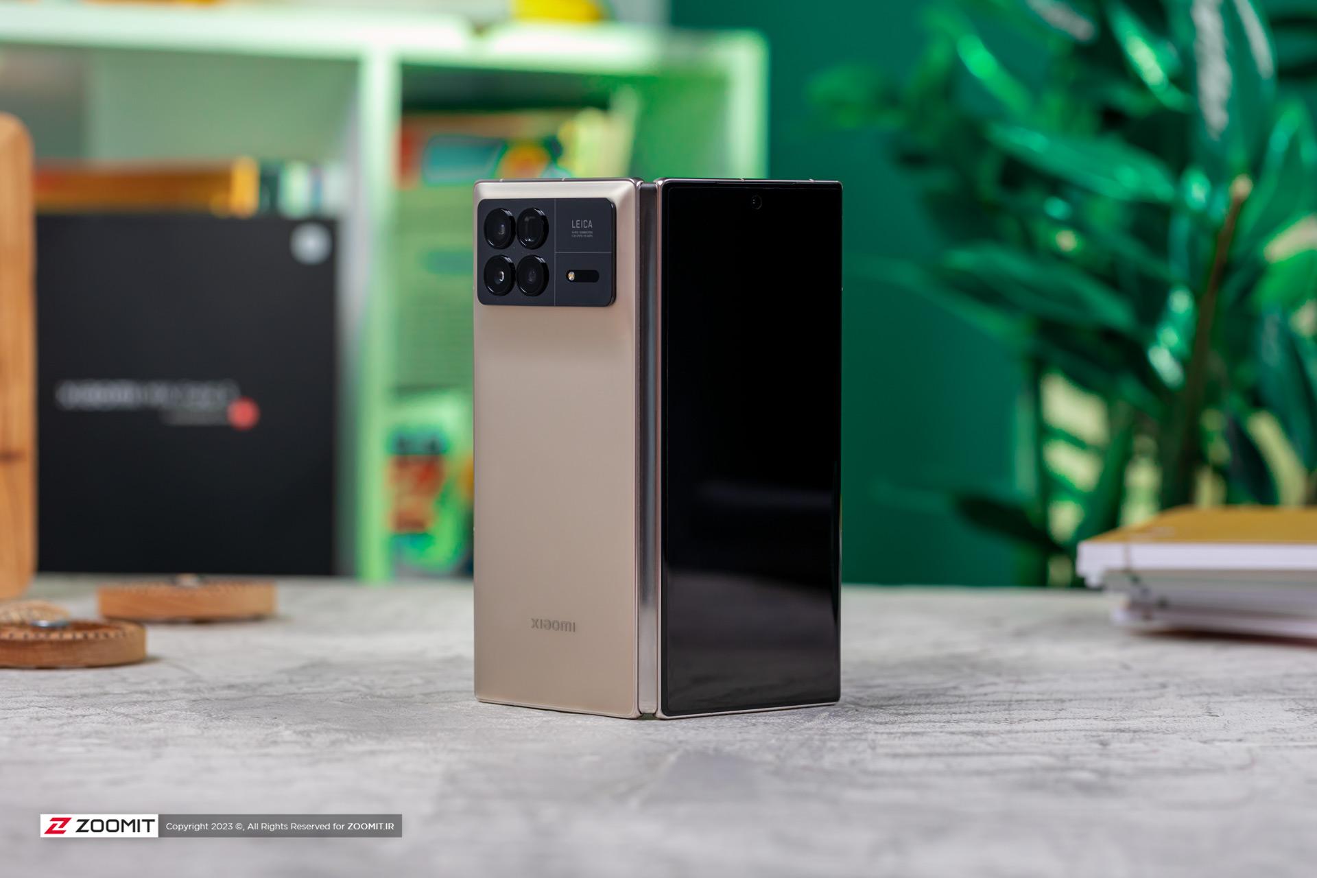 میکس فولد ۳ شیائومی روی میز