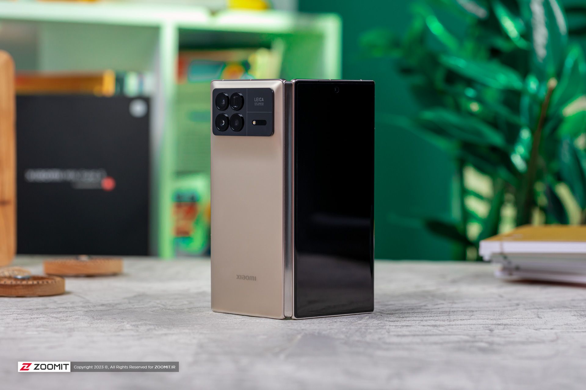 میکس فولد ۳ شیائومی روی میز