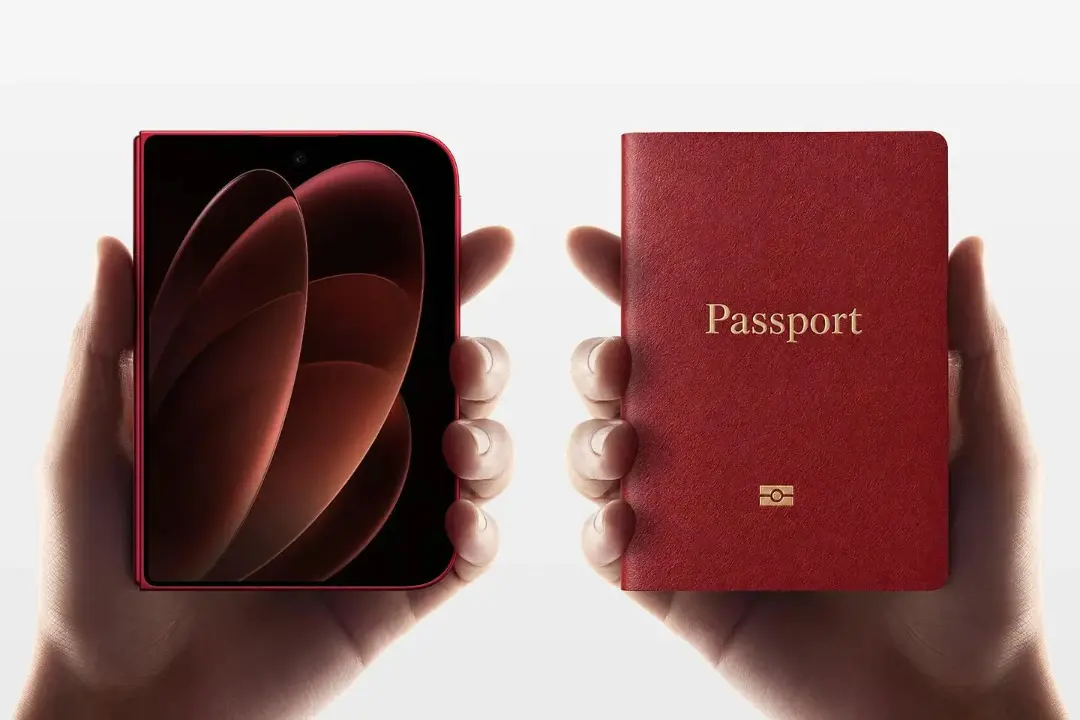 گوشی تاشو شیائومی (Xiaomi Mix Fold 4) در کنار یک گذرنامه قرمز رنگ