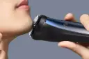 ماشین اصلاح و ریش تراش شیائومی Xiaomi MSN Mason Electric Shaver M1 نمای جانبی در دست