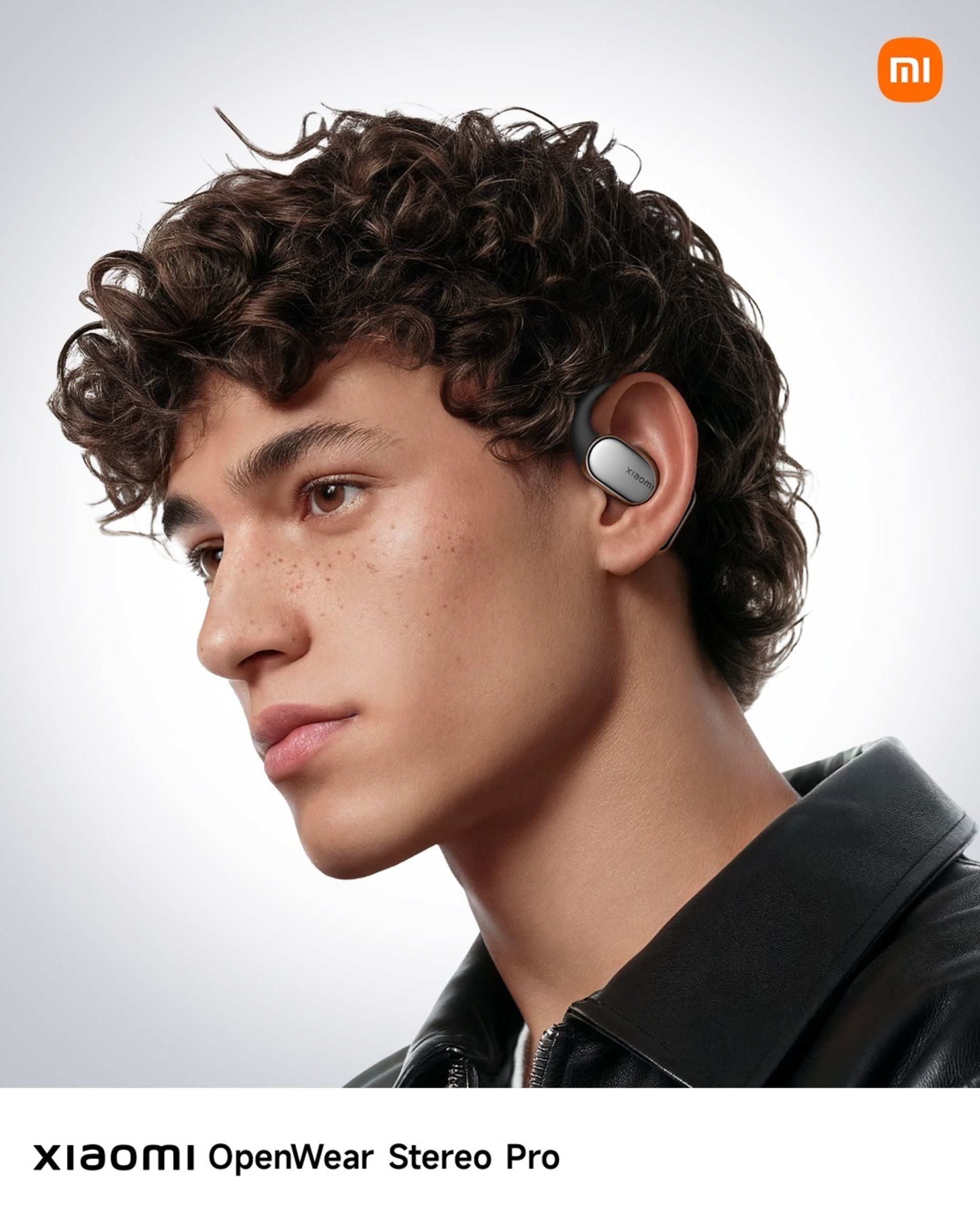 ایرباد شیائومی OpenWear Stereo Pro در گوش یک پسر جوان