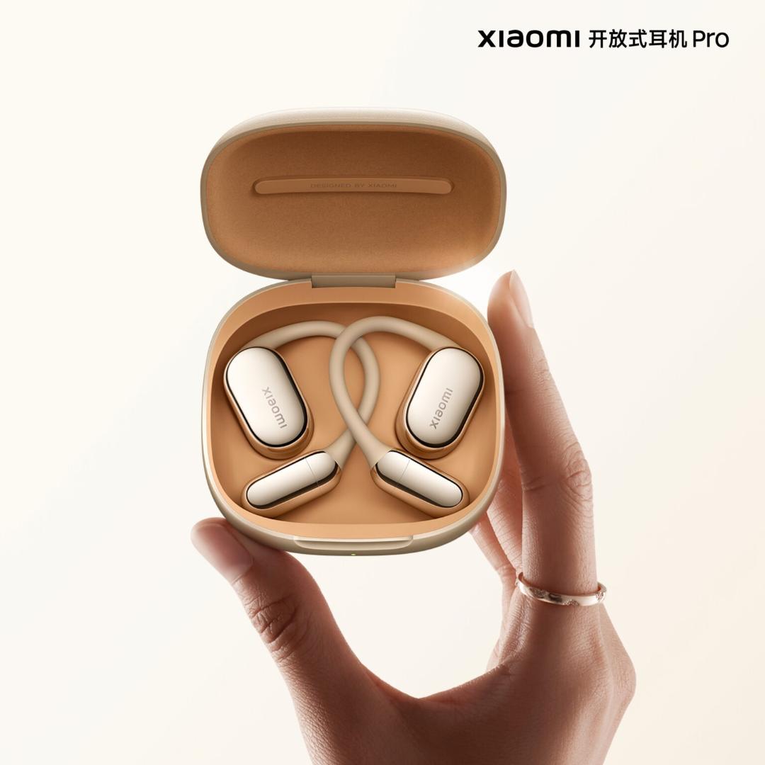 هندزفری Xiaomi Open Earbuds Pro در دست زن جوان