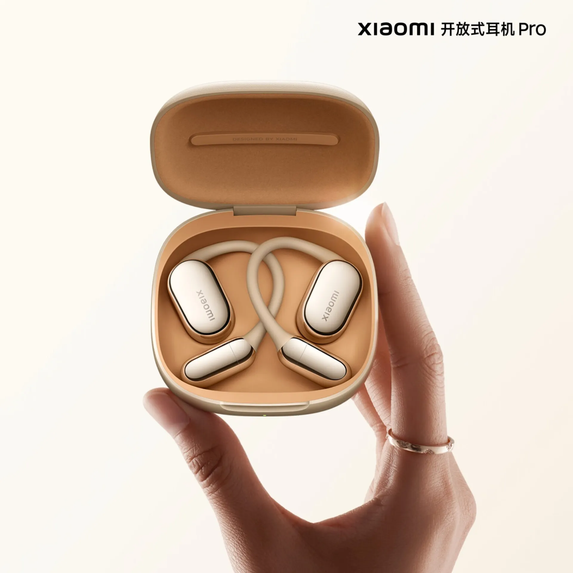 هندزفری Xiaomi Open Earbuds Pro در دست زن جوان