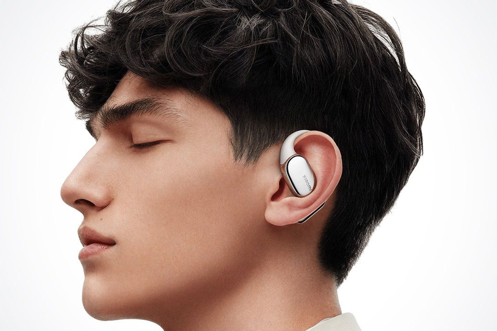 ایرباد شیائومی OpenWear Stereo Pro در گوش یک پسر جوان