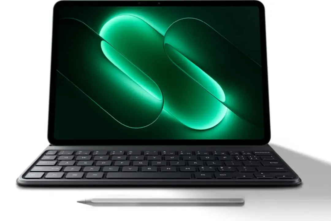 کیبورد و قلم مخصوص تبلت شیائومی (Xiaomi Pad 9) در کنار نمایشگر