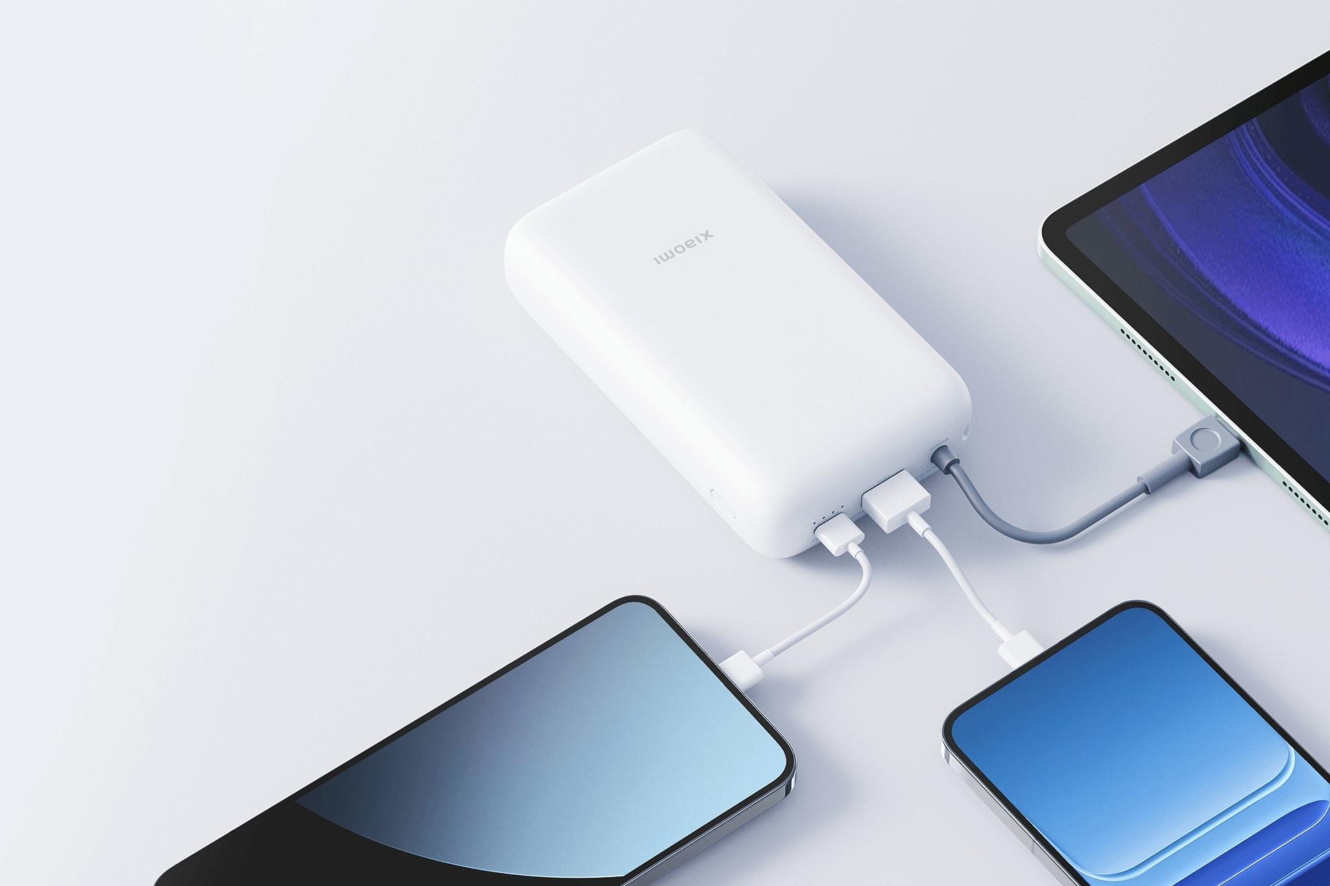 پاور بانک شیائومی Xiaomi PB2020MI 20000mAh سفید در حال شارژ