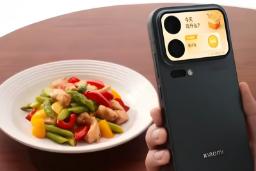 نمایشگر پشتی گوشی شیائومی با رابط کاربری اپلیکیشن در کنار بشقاب غذا