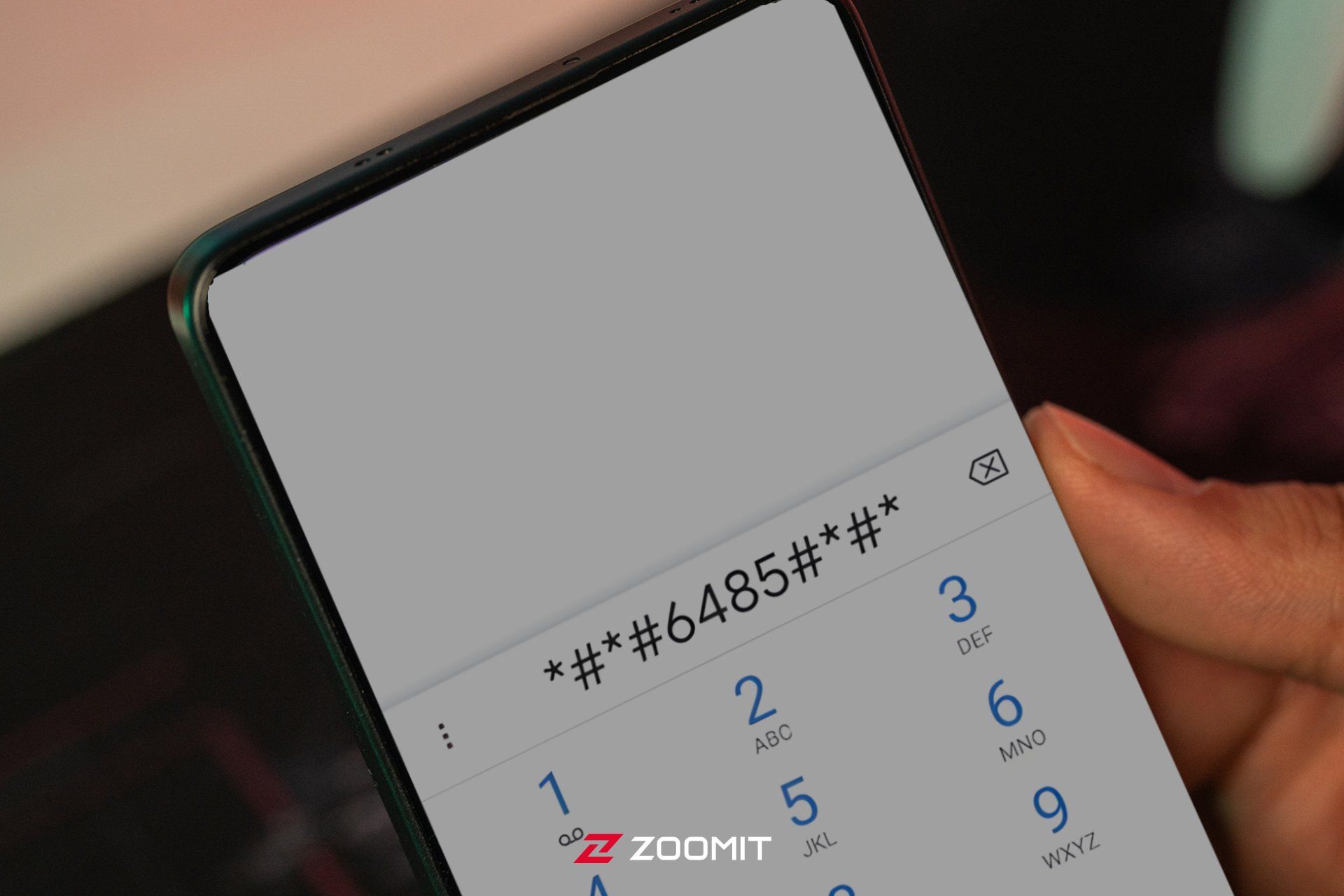 گوشی شیائومی در دست درحال وارد کردن کد USSD