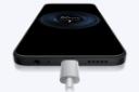 گوشی موبایل پوکو C85 شیائومی 4G مشکی در حال شارژ / Xiaomi Poco C85 4G