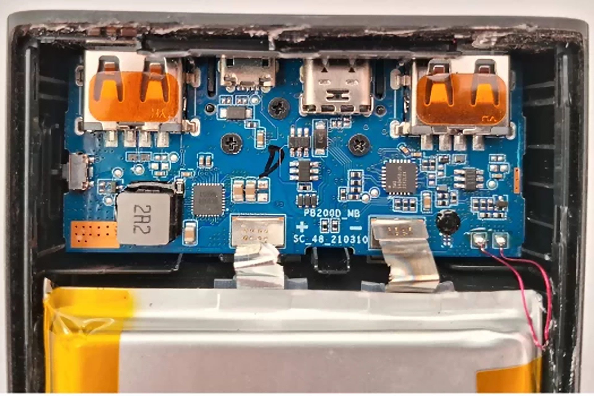 برد داخلی یک پاوربانک شیائومی