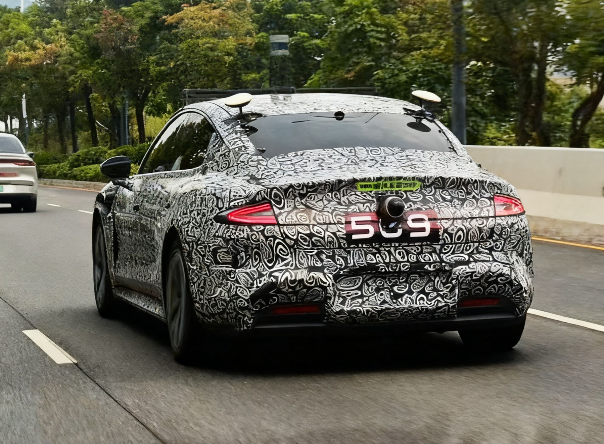 نمای سه‌چهارم عقب خودرو شیائومی SU7 استتارشده