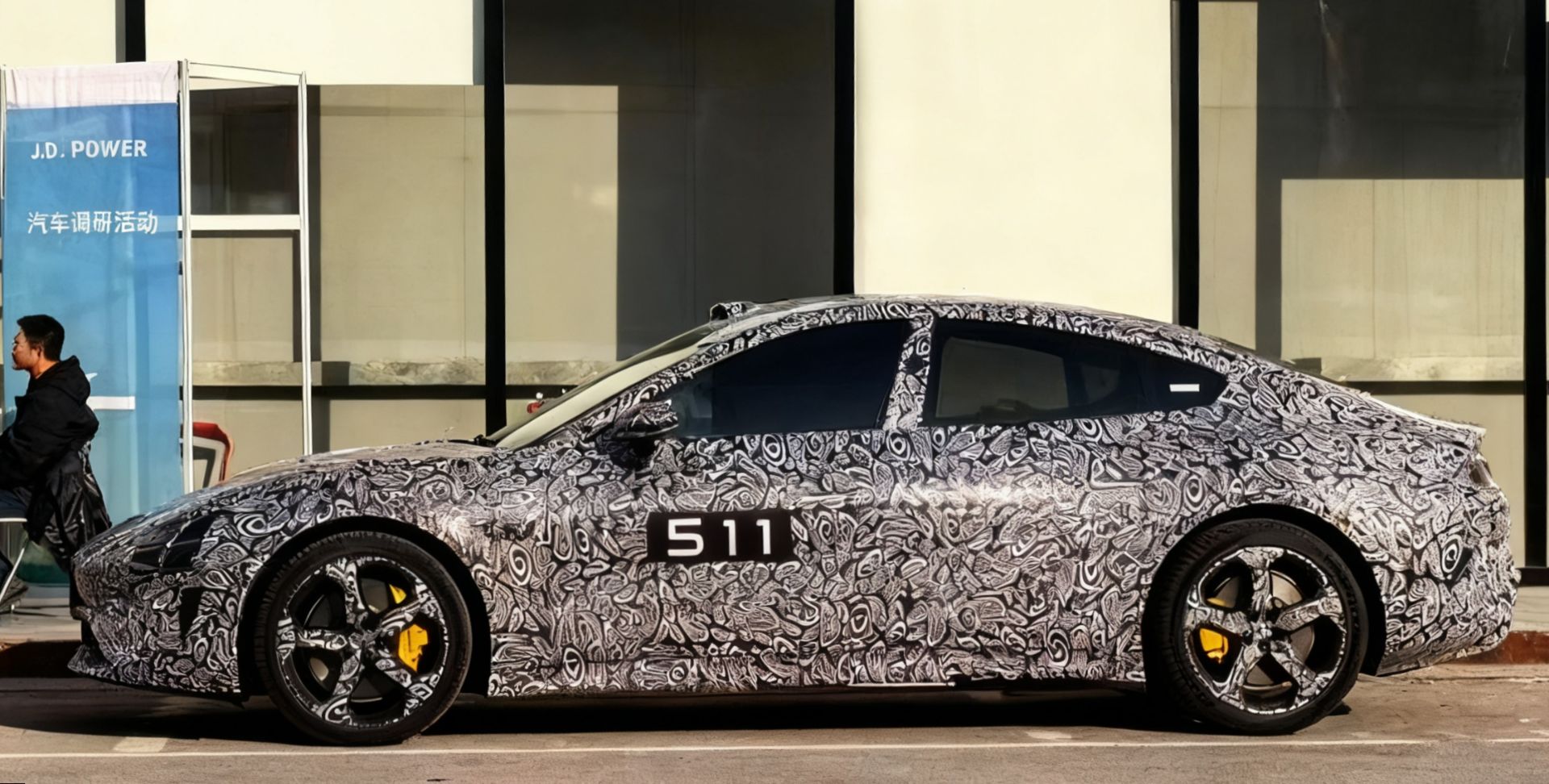 نمای جانبی خودرو شیائومی SU7 استتارشده