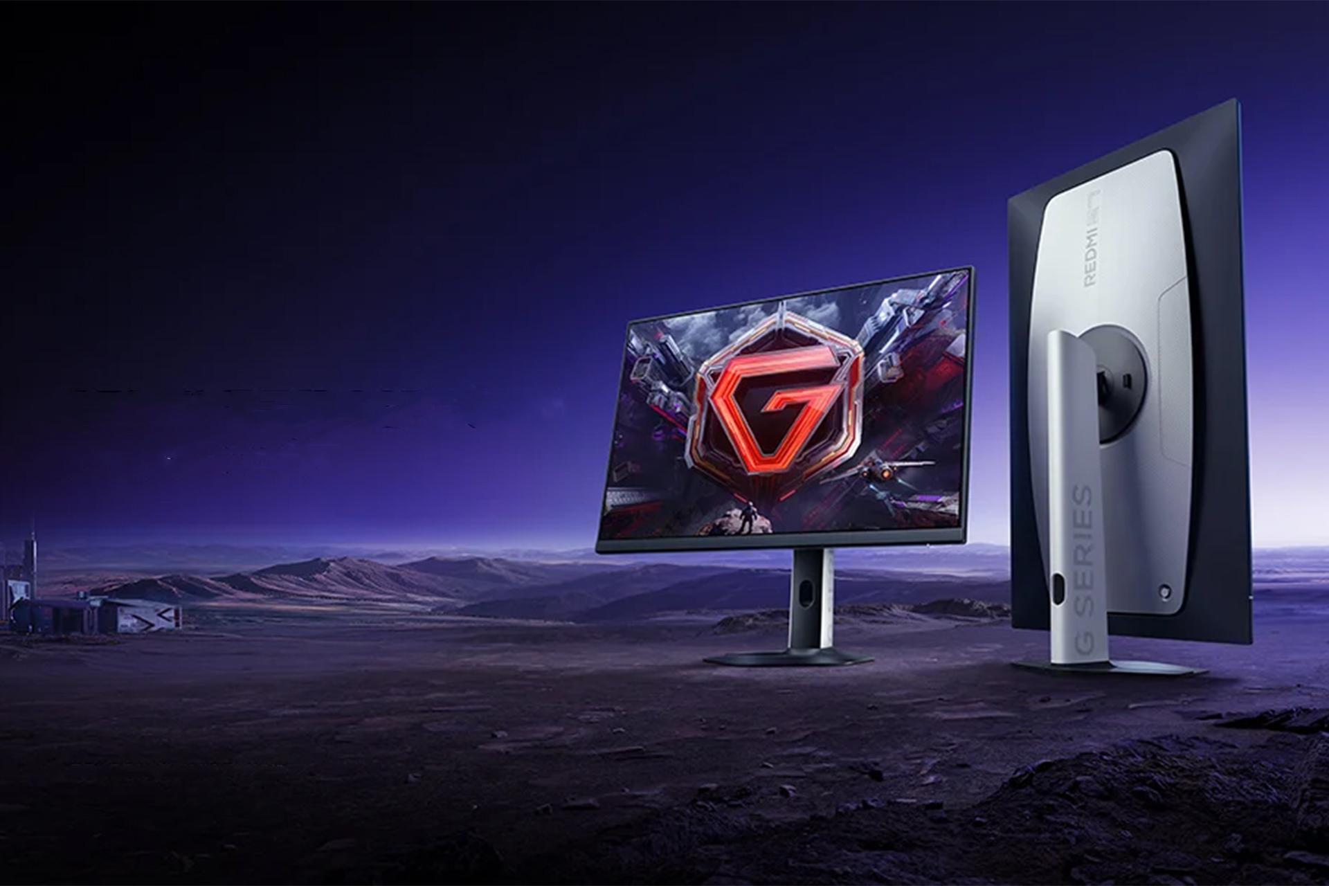 نمای جلو و پشت مانیتور شیائومی G27U در پس‌زمینه‌ی یک دشت تاریک