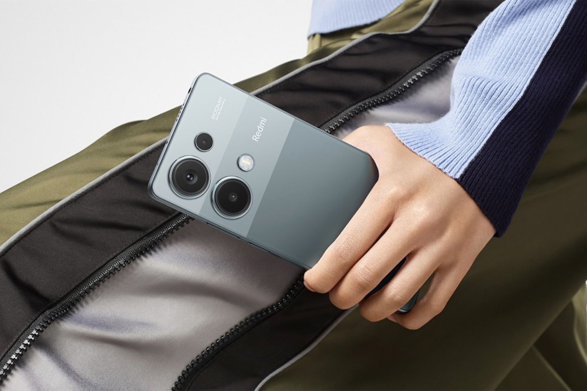 پنل پشتی گوشی شیائومی ردمی نوت ۱۳ پرو 4G در دست یک کاربر