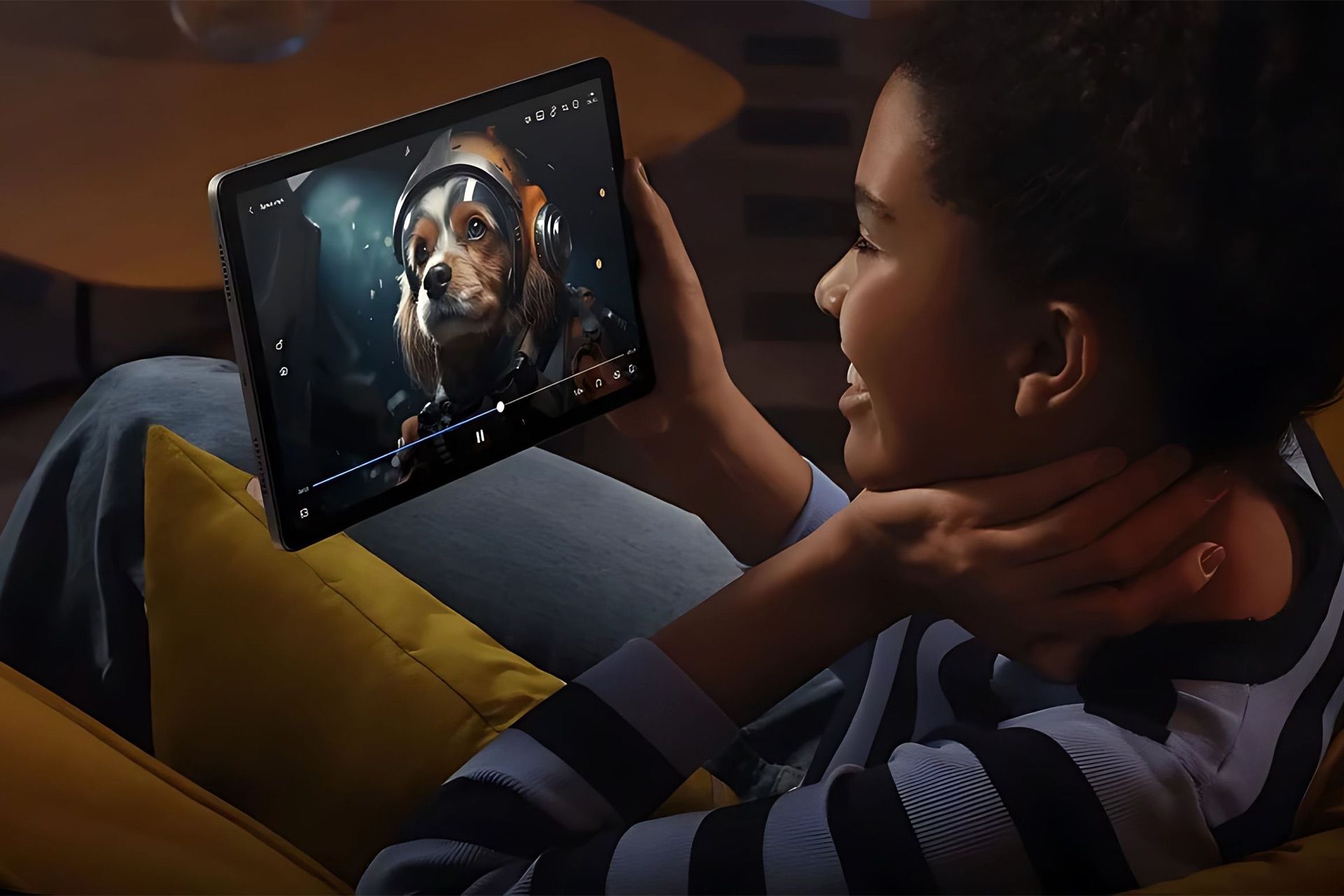 شخصی درحال تماشای ویدیو در تبلت ردمی پد SE 