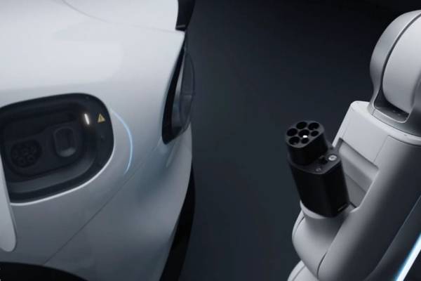 دست رباتیک جدید شیائومی، خودروهای برقی را به‌صورت خودکار شارژ می‌کند
