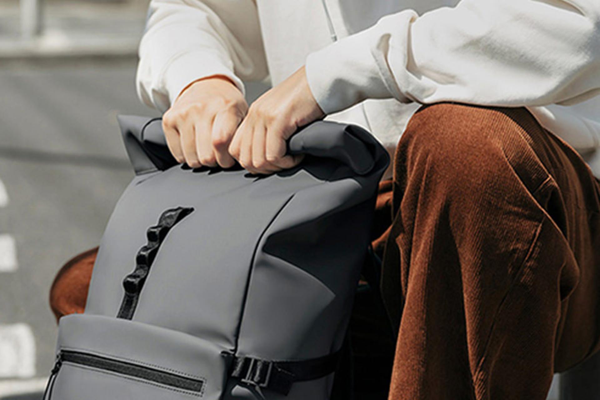 کوله پشتی لپ تاپ شیائومی Xiaomi Roll Top Casual Backpack نمای در دست