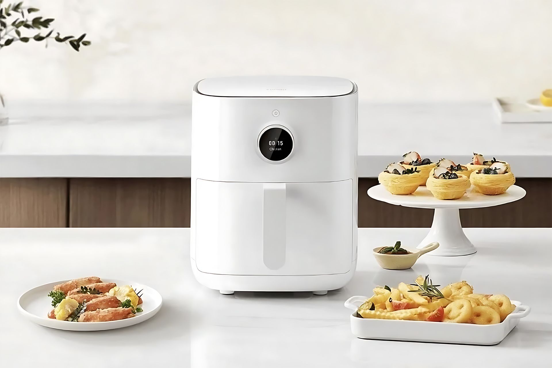 سرخ کن هوشمند ۴٬۵ لیتری شیائومی روی میز آشپزخانه