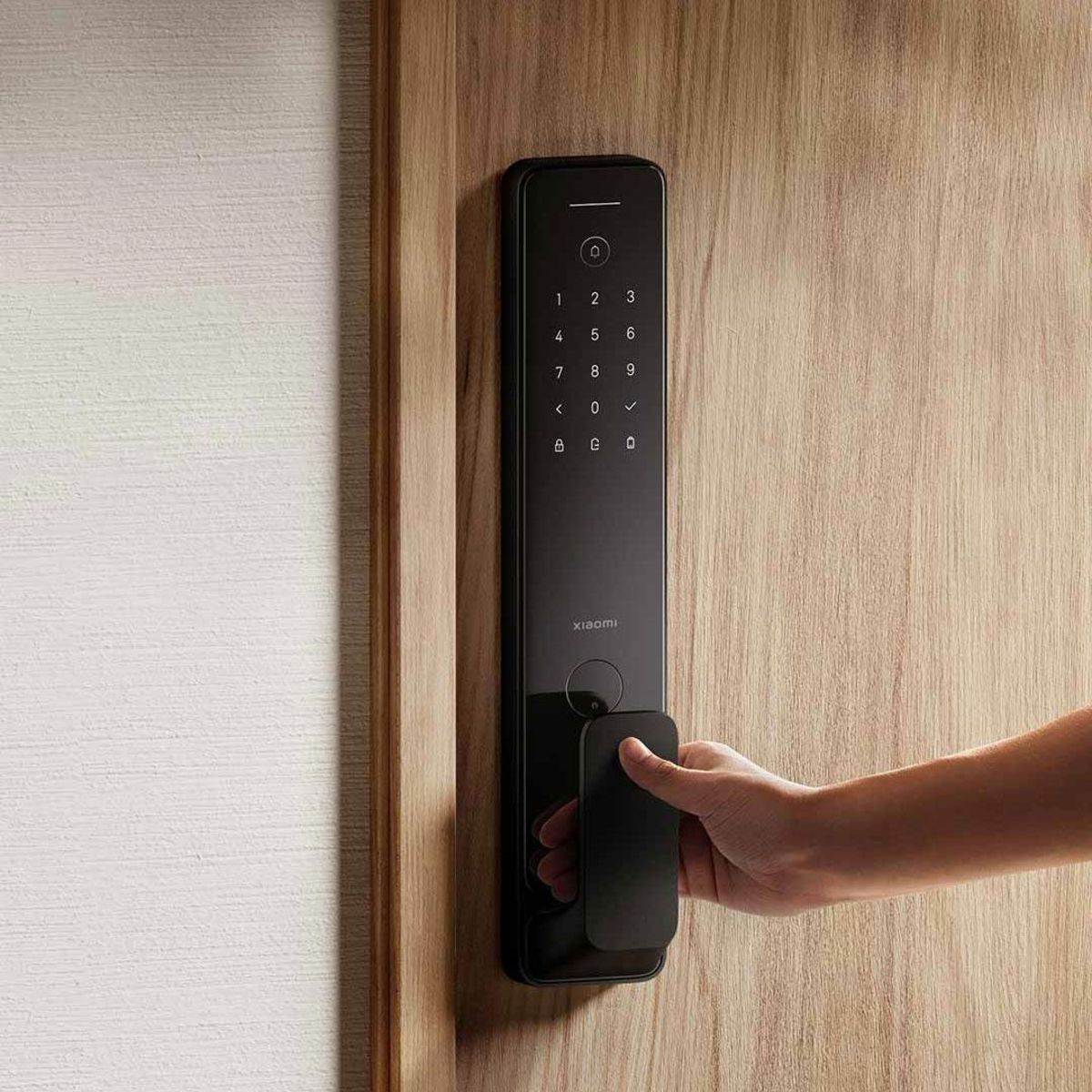 قفل هوشمند شیائومی Smart Door Lock 2 در دست و نصب شده روی در