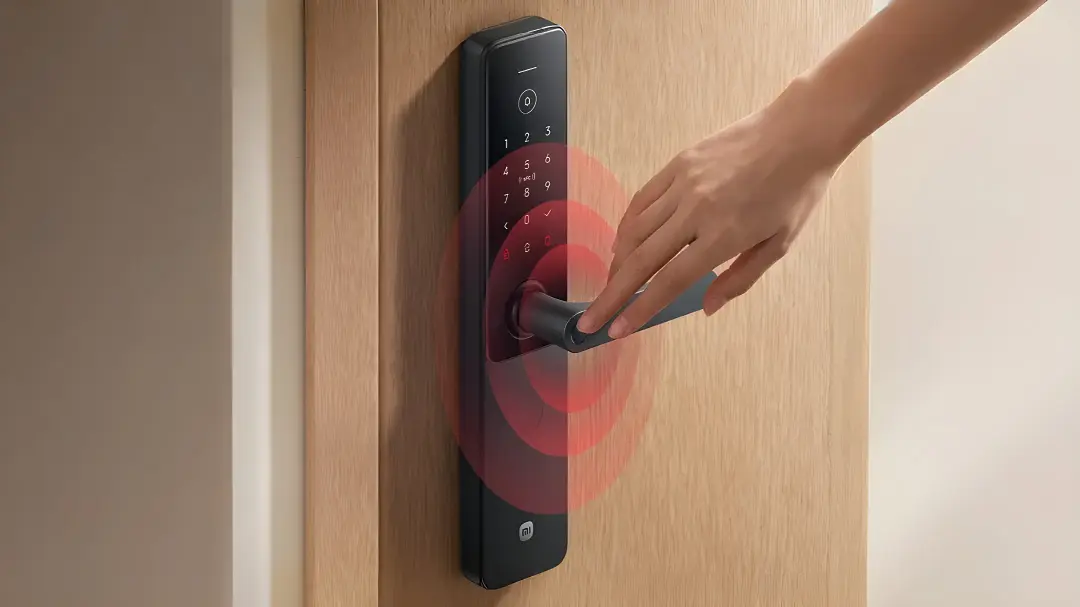 قفل هوشمند شیائومی (Xiaomi Smart Door Lock 5C) نصب شده روی در چوبی