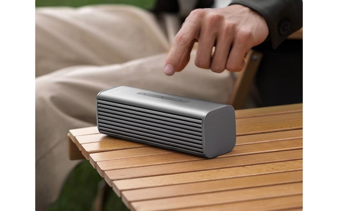 اسپیکر قابل حمل Sound Move شیائومی روی میز