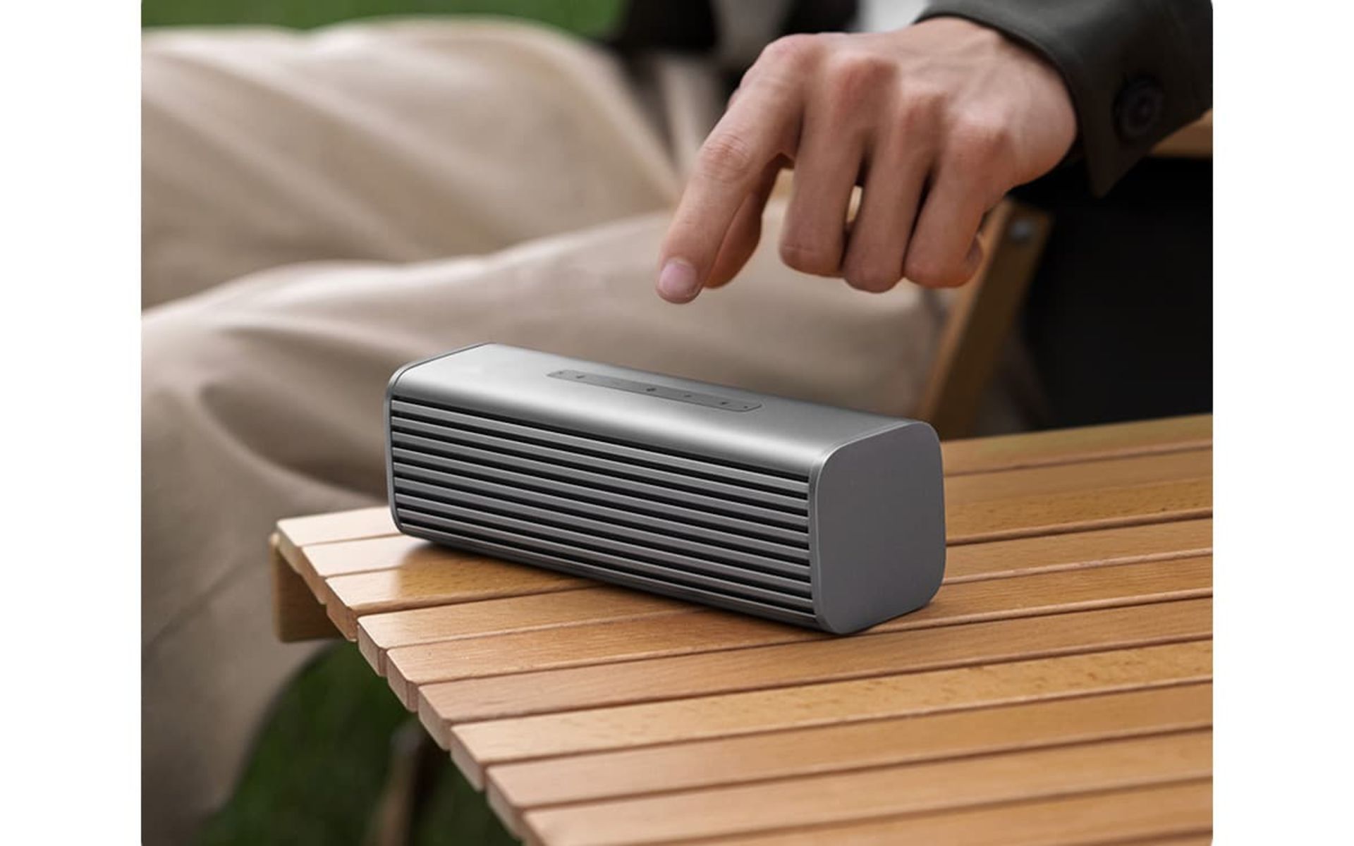 اسپیکر قابل حمل Sound Move شیائومی روی میز