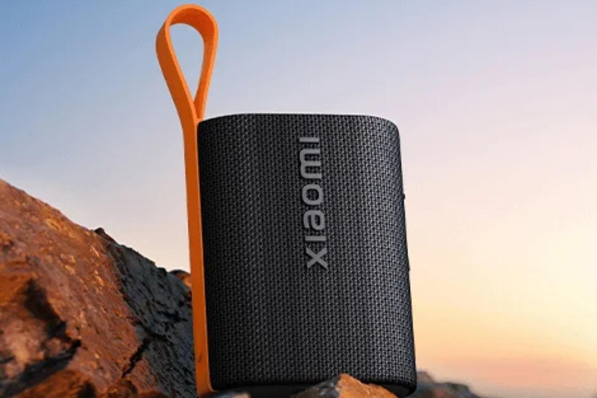اسپیکر Xiaomi Sound Pocket روی صخره