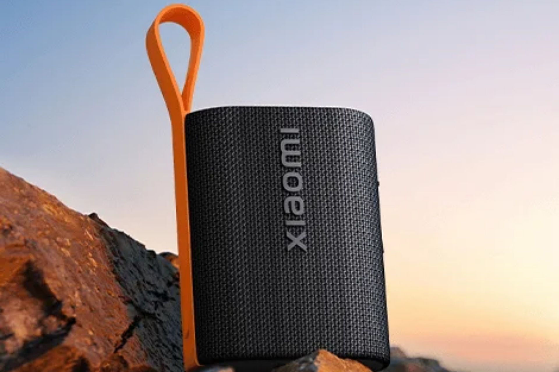 اسپیکر Xiaomi Sound Pocket روی صخره
