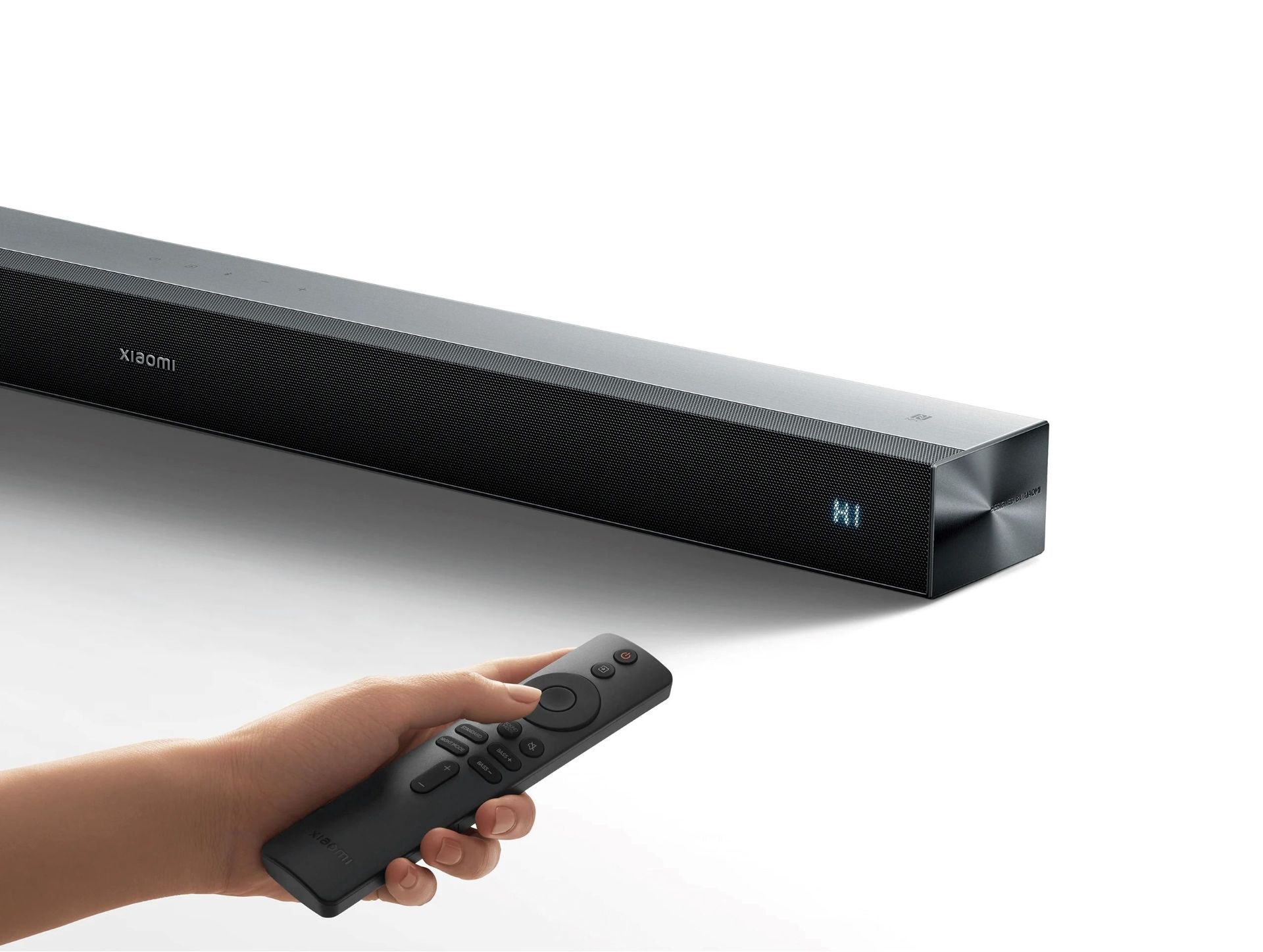 یک کاربر درحال تنظیم صدای ساندبار Soundbar Pro 2.0 ch شیائومی