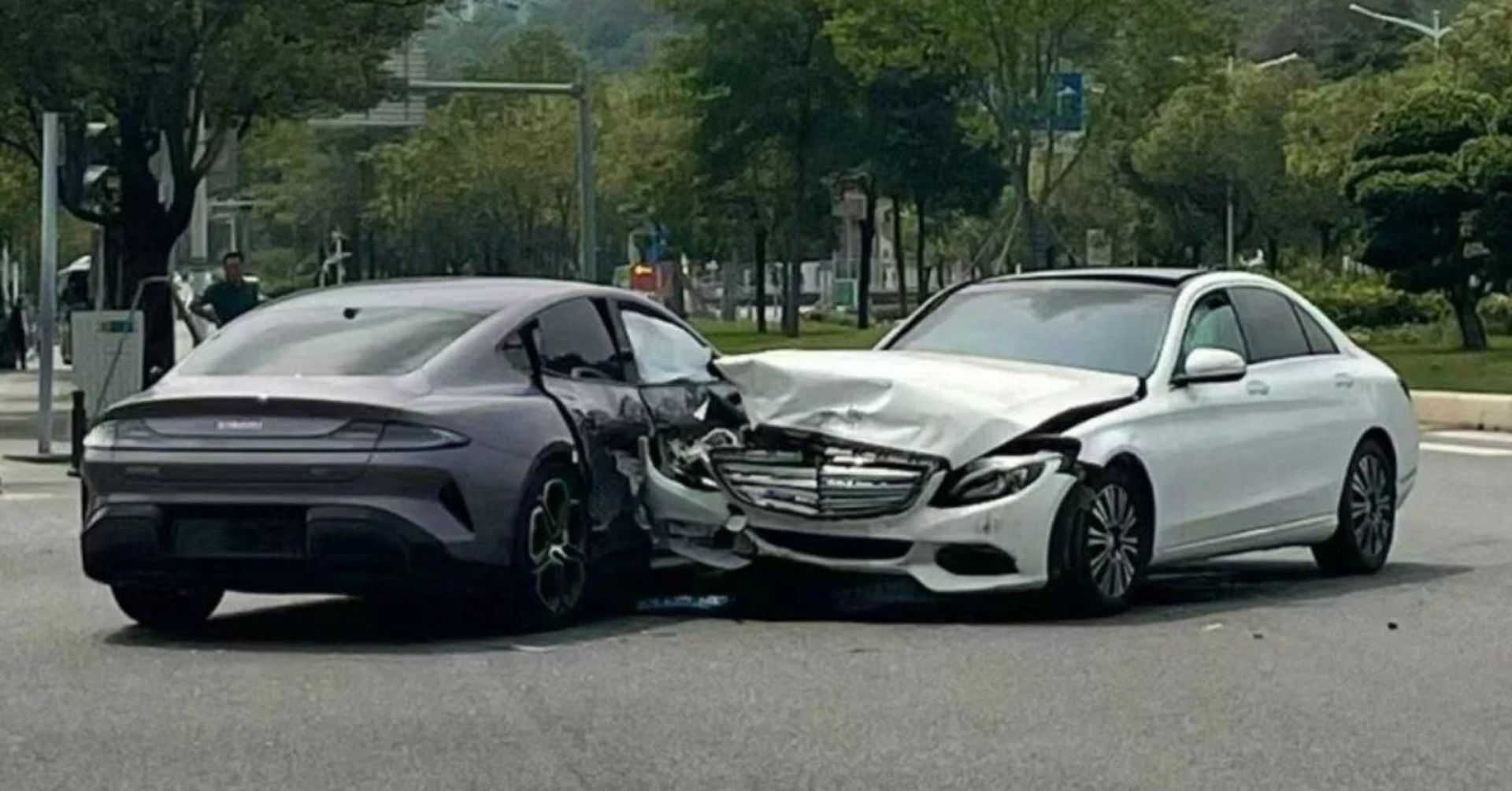 تصادف خودرو شیائومی SU7 با مرسدس بنز