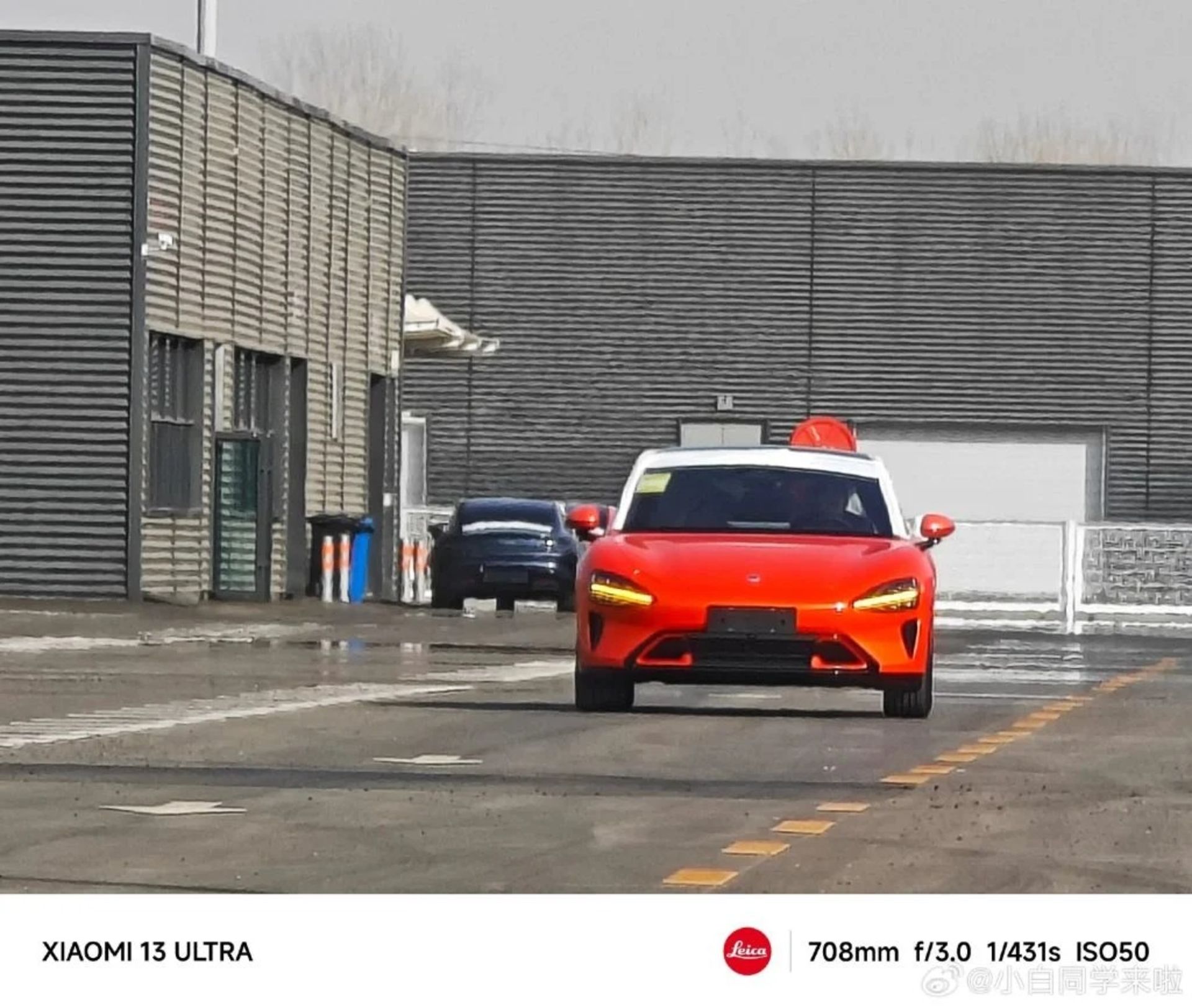 خودرو شیائومی SU7 از نمای جلو در کارخانه به رنگ نارنجی