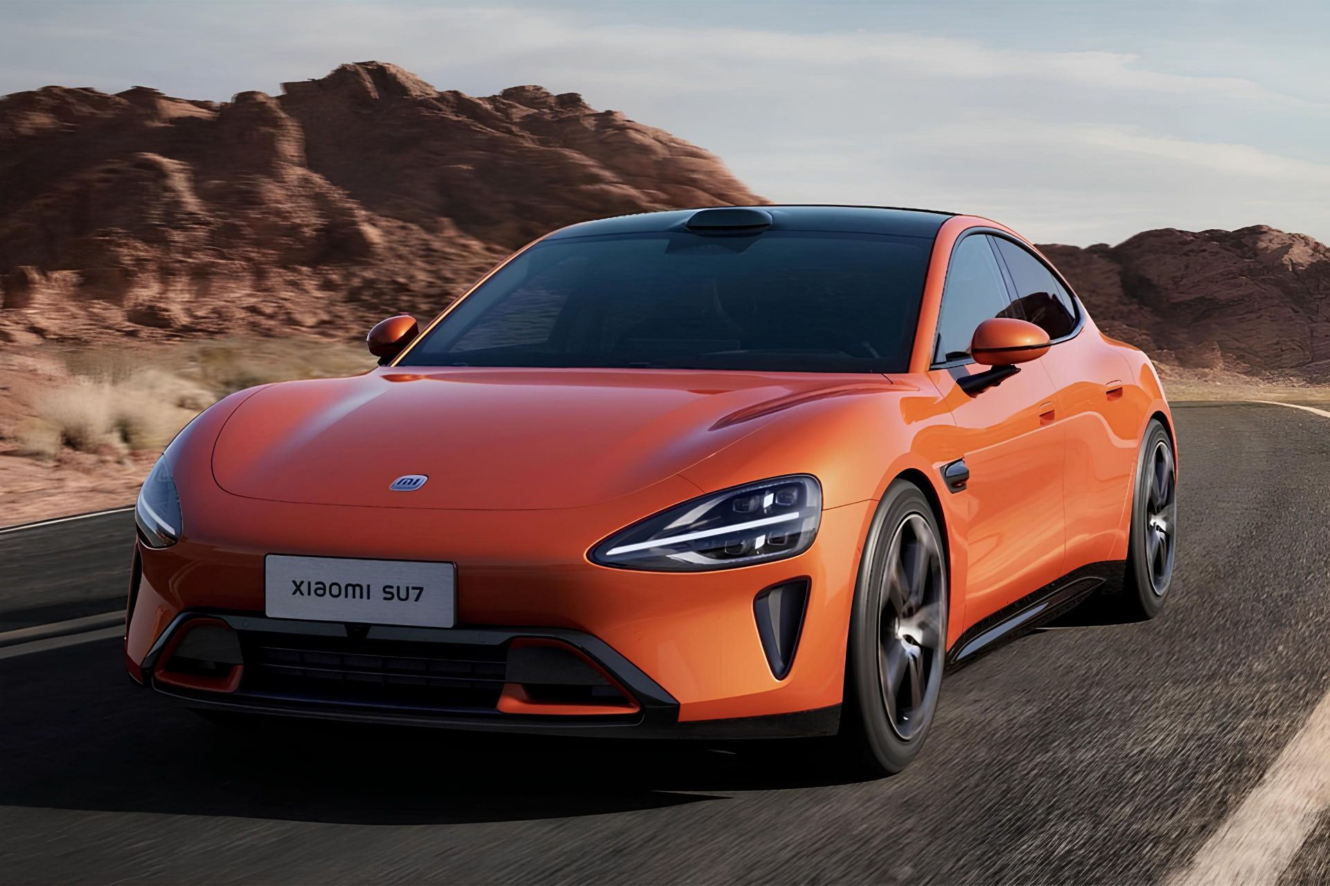 نمای سه‌چهارم جلو خودرو شیائومی SU7 درحال حرکت