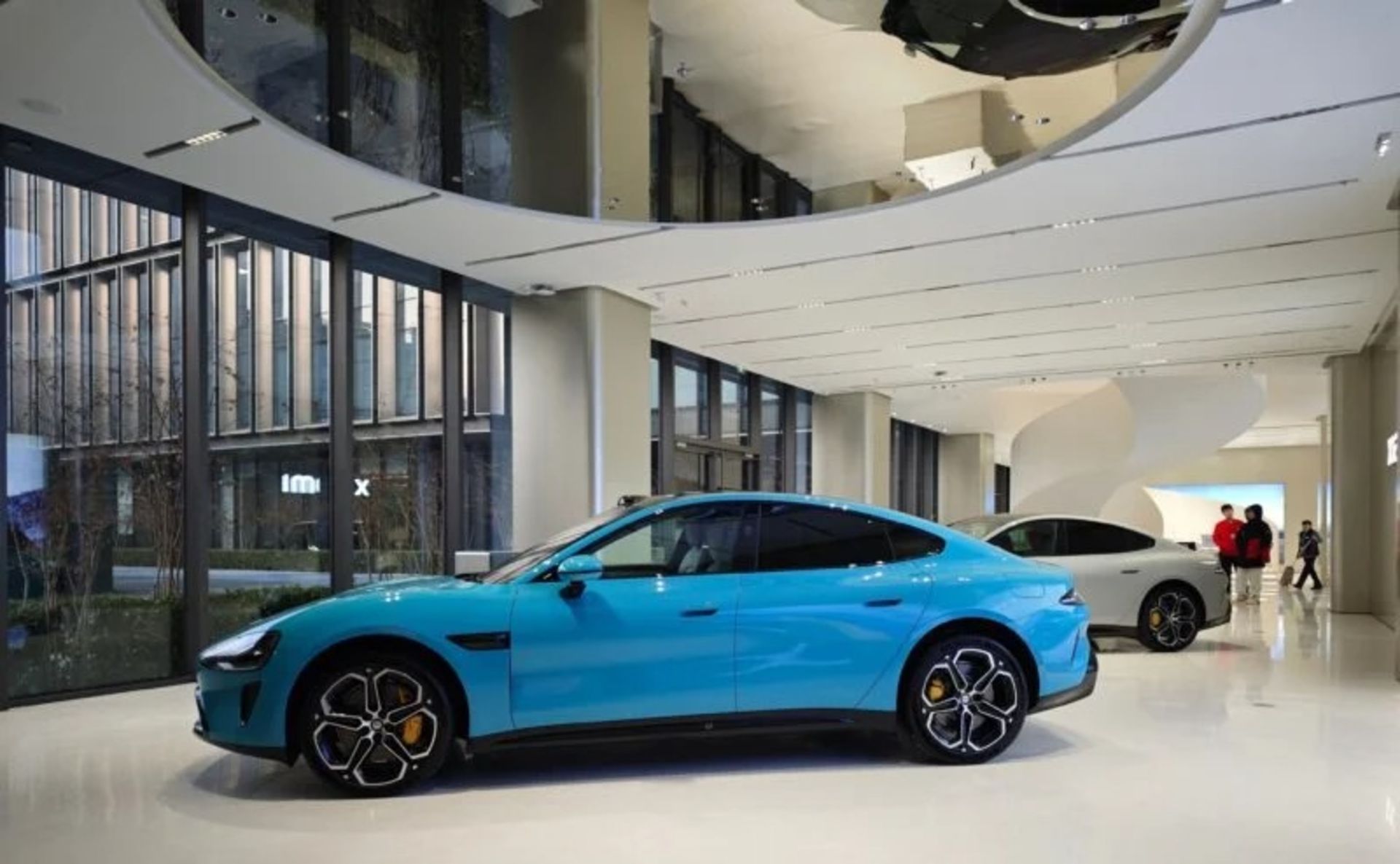 خودرو برقی SU7 در فروشگاه‌ مرکزی شیائومی به‌نمایش گذاشته شد - زومیت