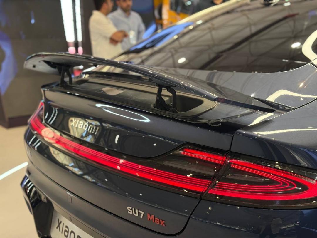 نمای عقب و بال عقب خودرو شیائومی SU7