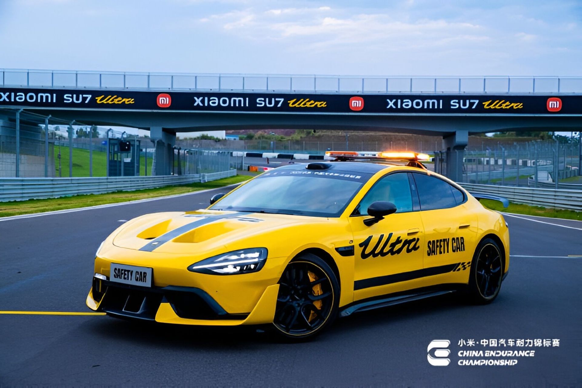 نمای کناری خودرو SU7 Ultra Track Edition