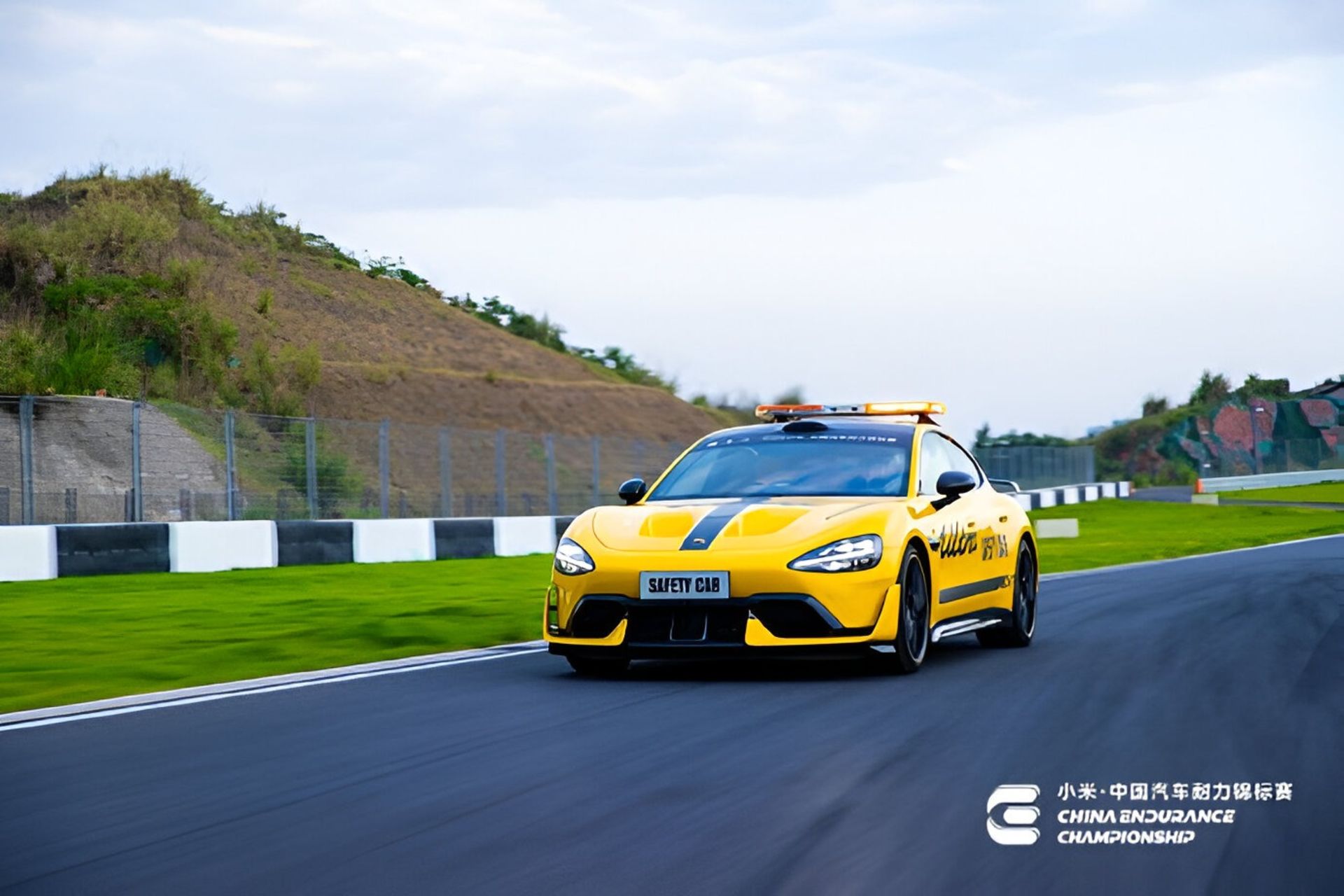 خودرو SU7 Ultra Track Edition در جاده