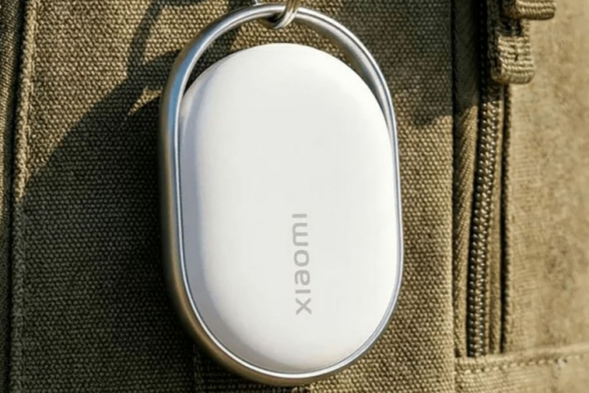  ردیاب هوشمند شیائومی تگ در رنگ سفید روی کیف