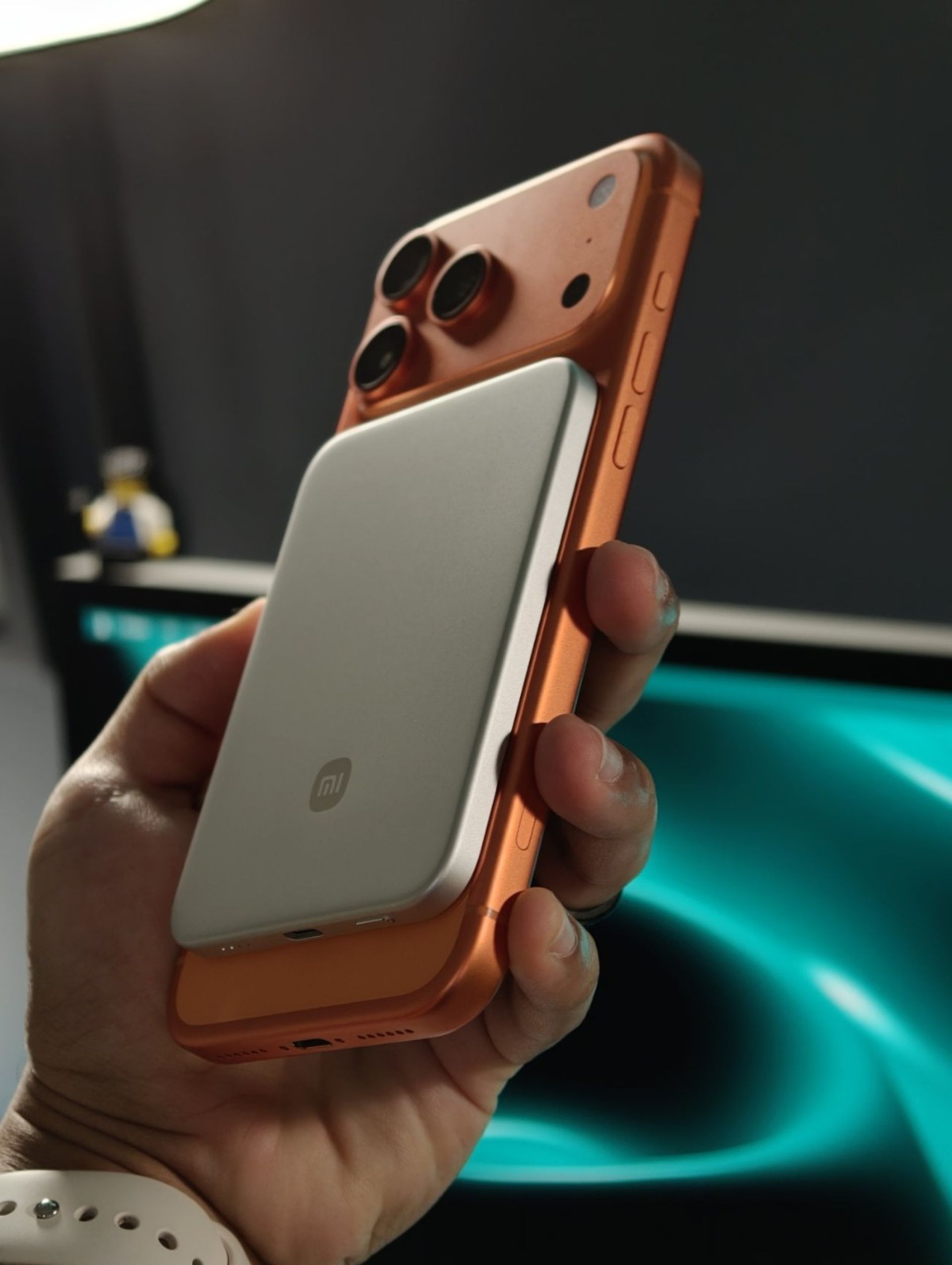 پاوربانک مغناطیسی شیائومی چسبیده به پنل پشت آیفون ۱۷ پرو مکس