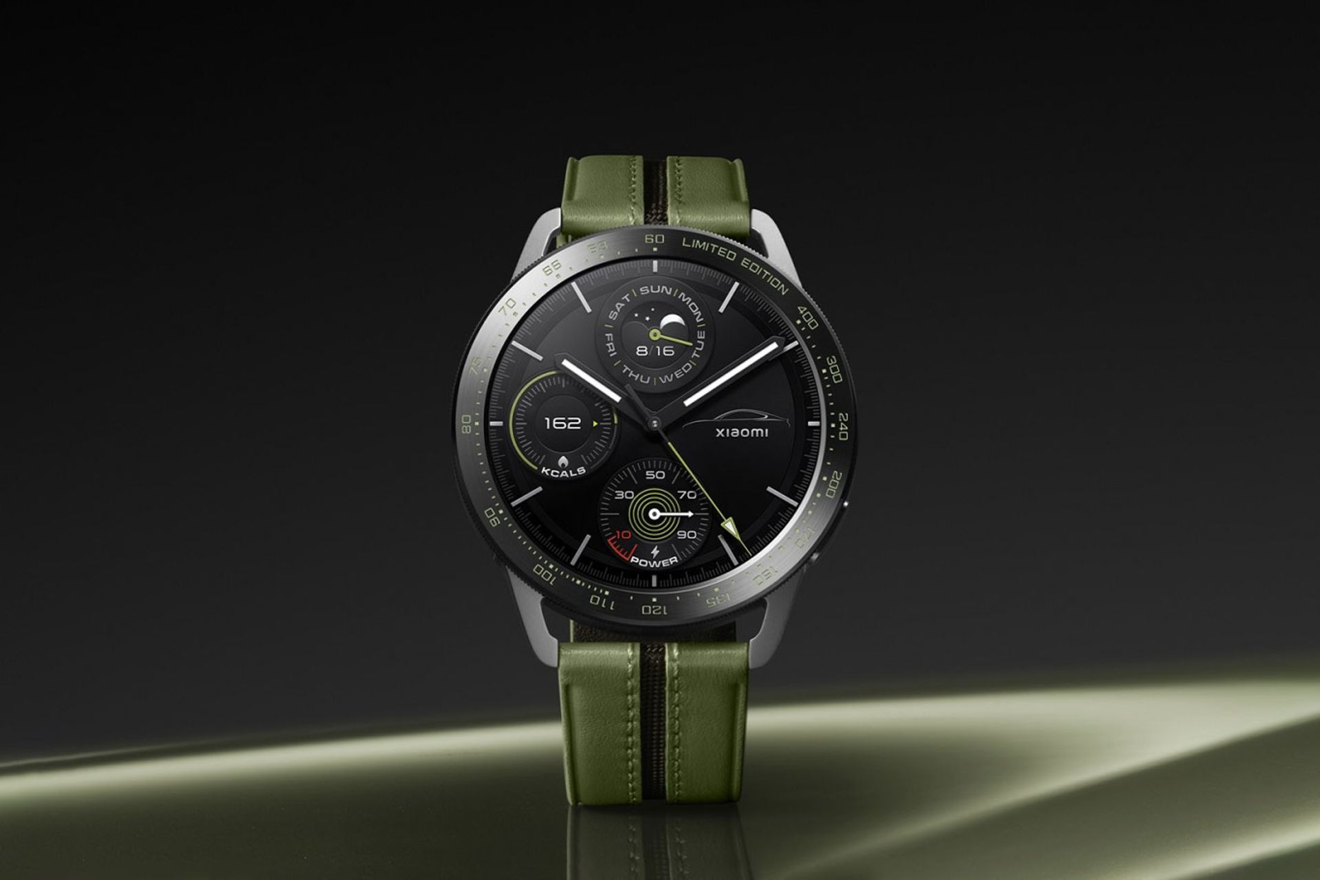 رنگ سبز زیتونی ساعت هوشمند شیائومی واچ S3 با الهام از خودروی برقی SU7 شیائومی پس زمینه مشکی
